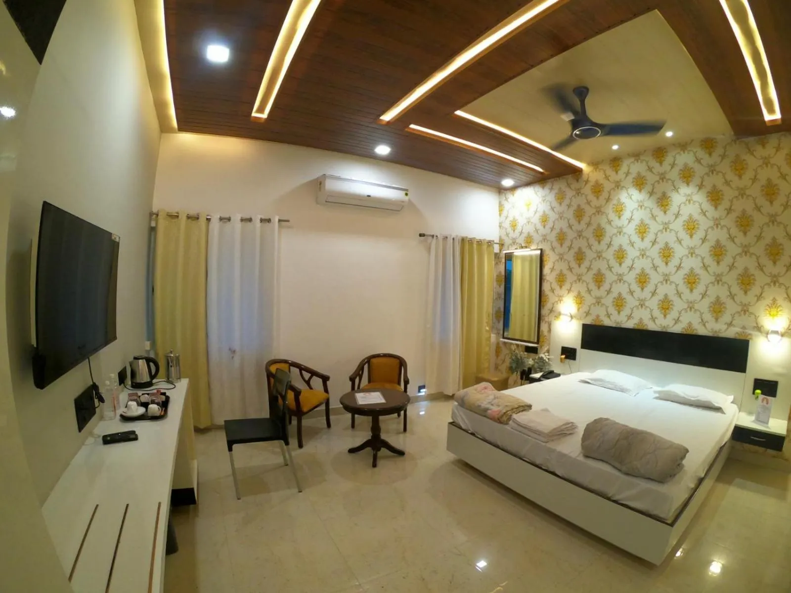 Bedroom, Bed in Hotel Buddha Park near Sarnath, Varanasi