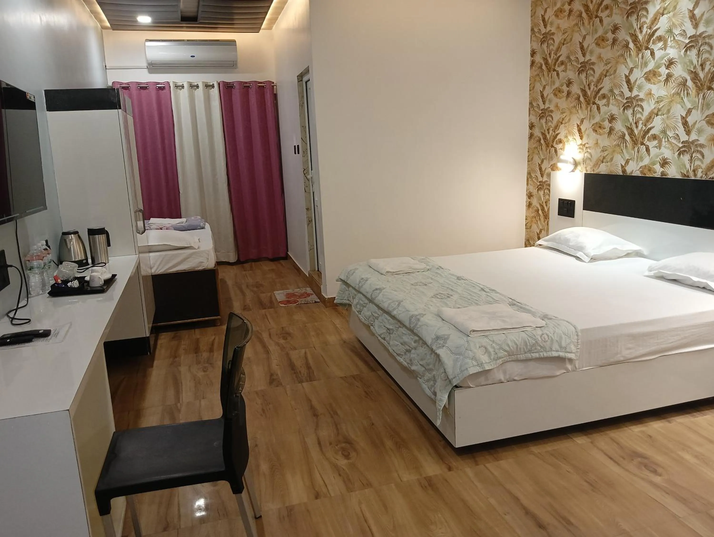 Photo of the whole room, Bed in Hotel Buddha Park near Sarnath, Varanasi