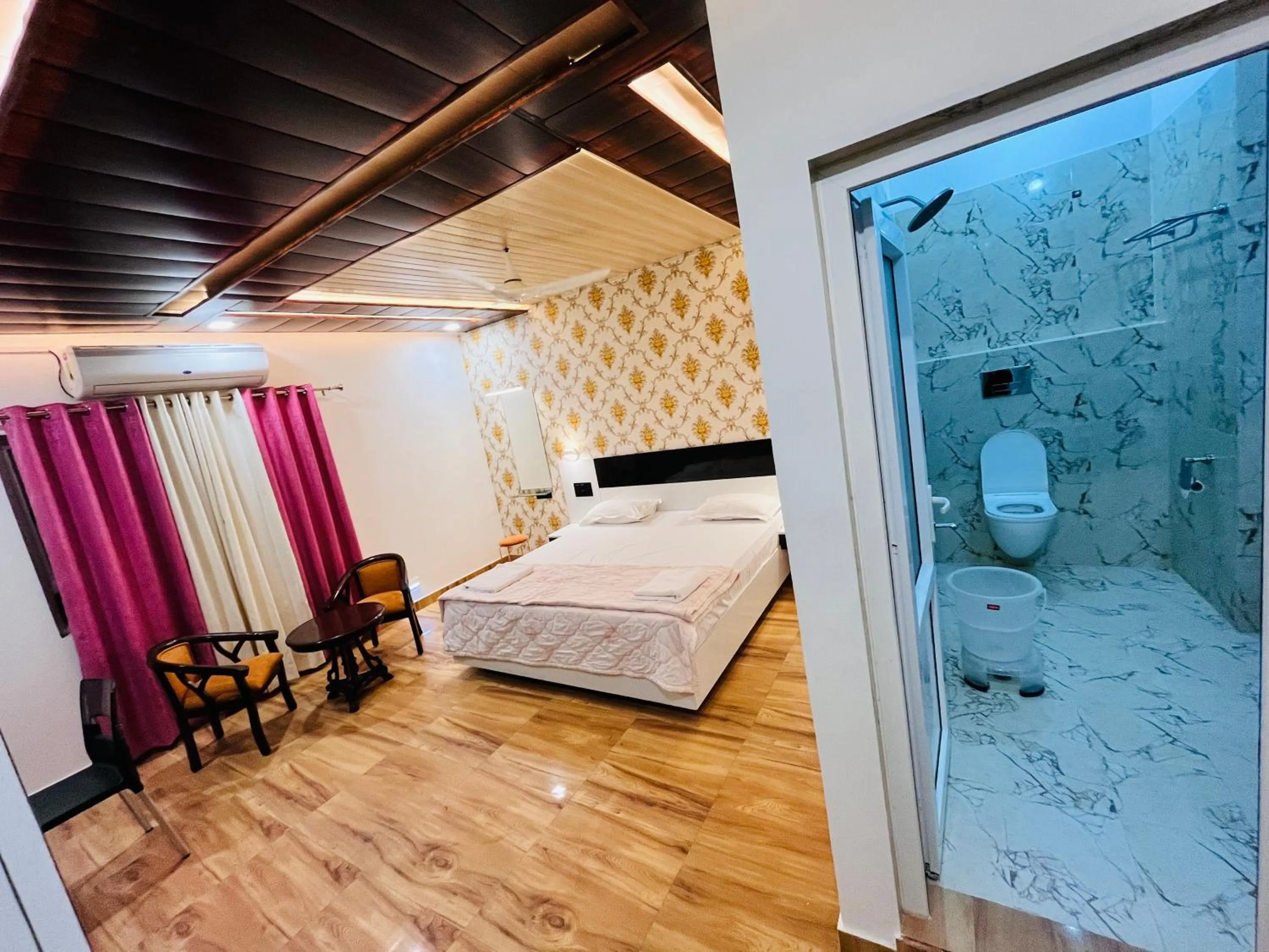 Bathroom, Bed in Hotel Buddha Park near Sarnath, Varanasi