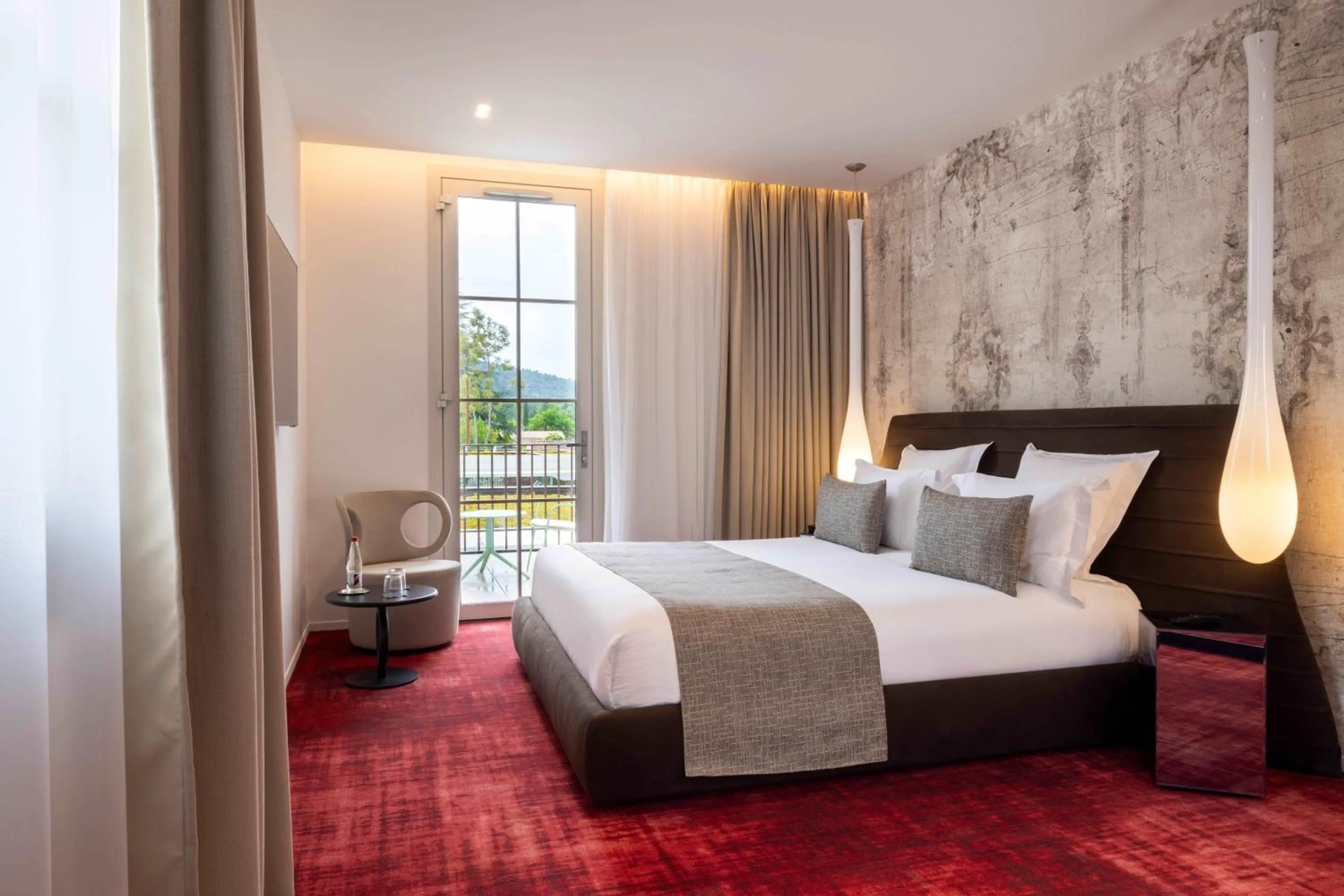 Photo of the whole room, Bed in Hôtel Spa Restaurant Villa Castellane