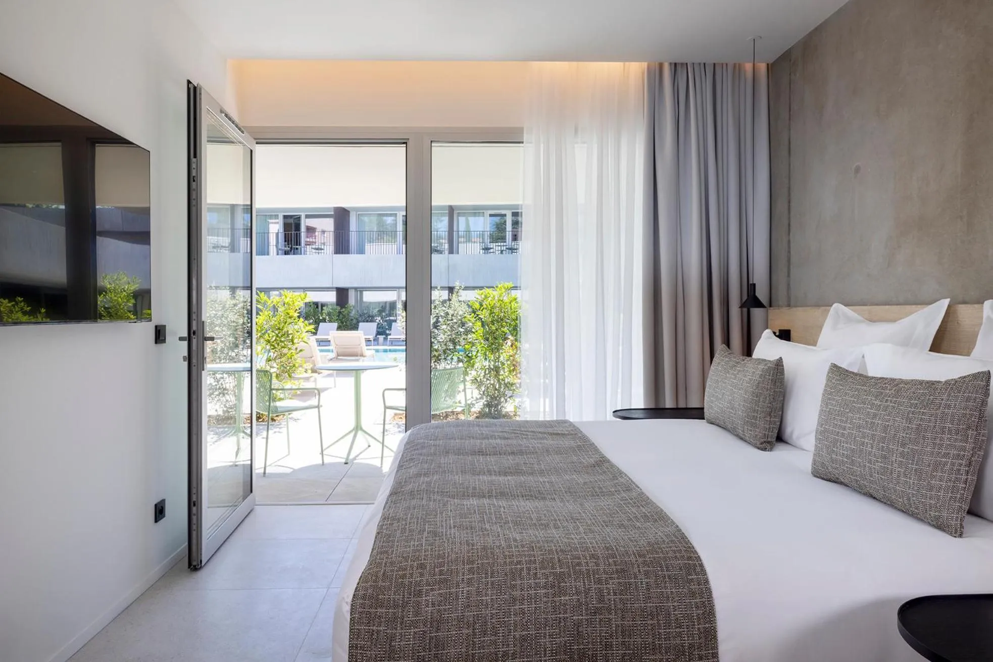 Photo of the whole room, Bed in Hôtel Spa Restaurant Villa Castellane