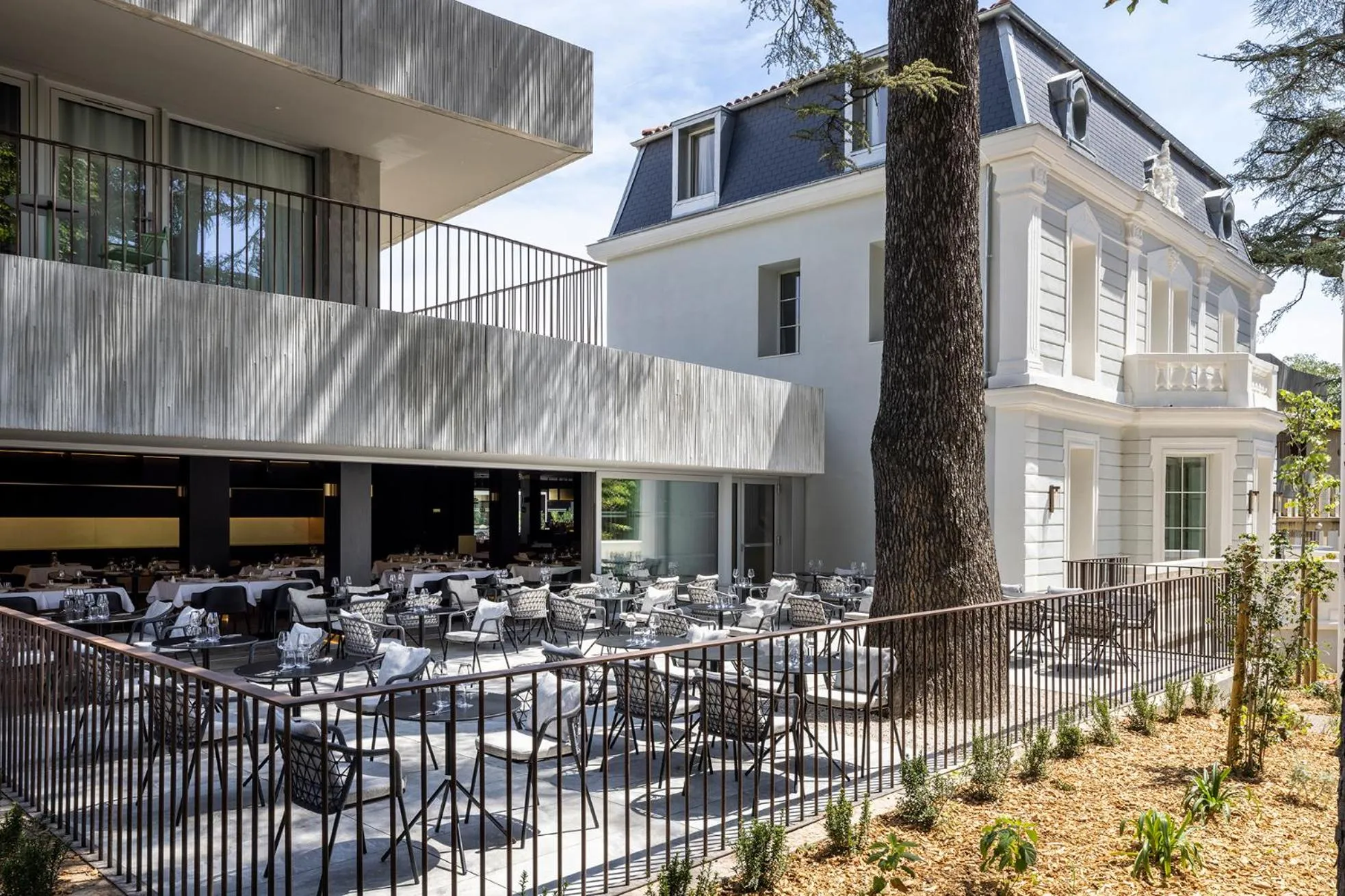 Property building in Hôtel Spa Restaurant Villa Castellane