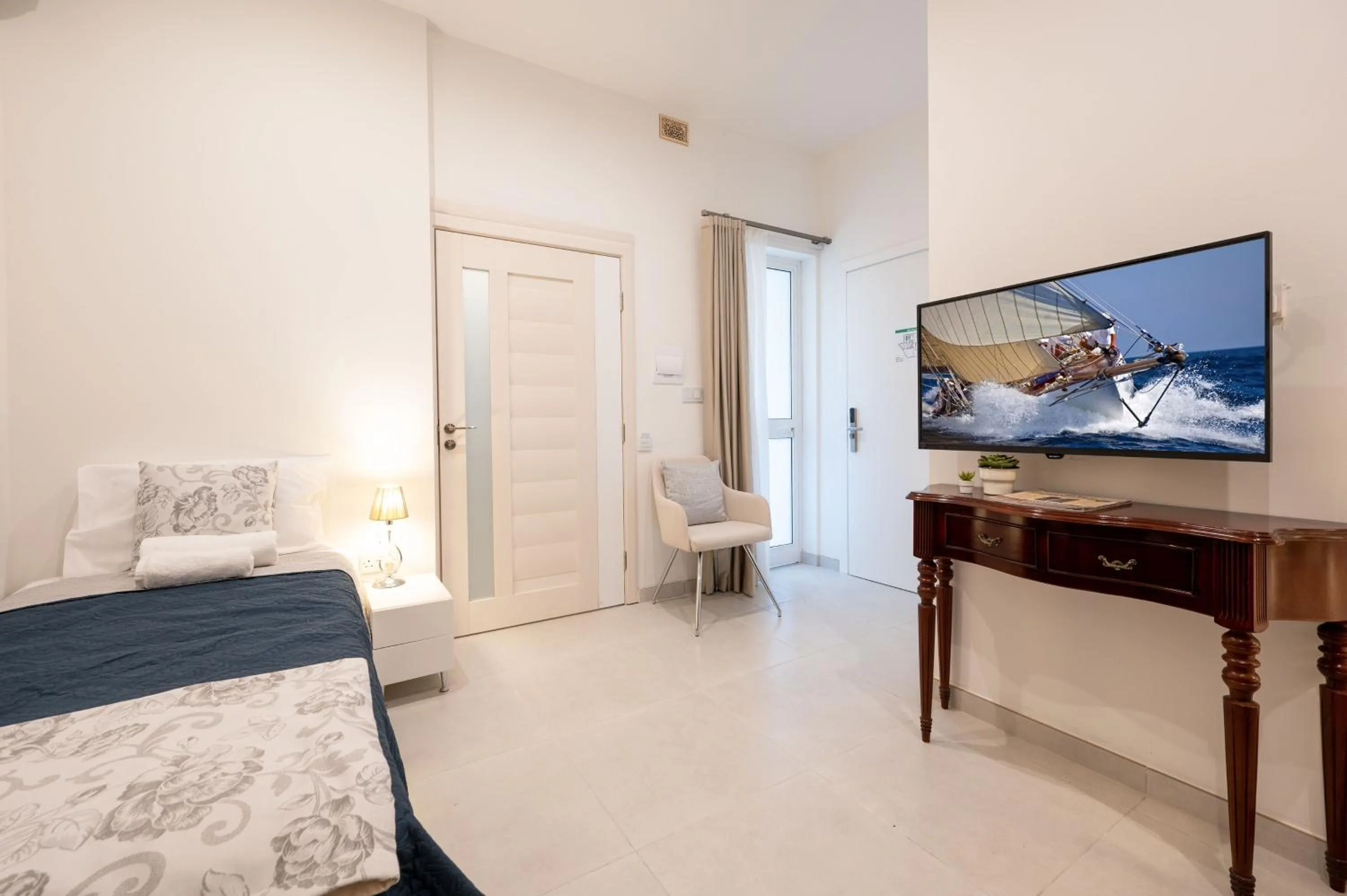 TV and multimedia, Bed in Vela Blu Boutique Suites