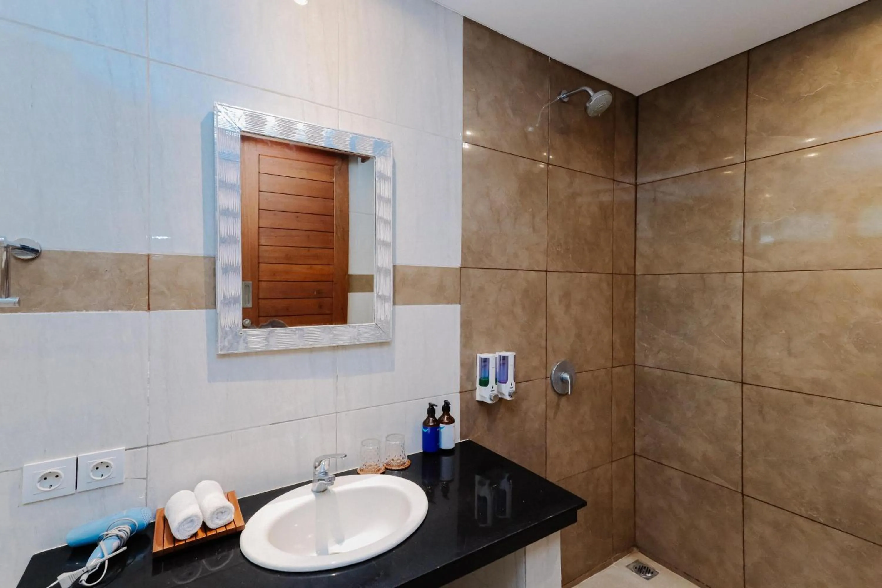 Bathroom in The Lavana Jhonny Kibung Villas Lembongan