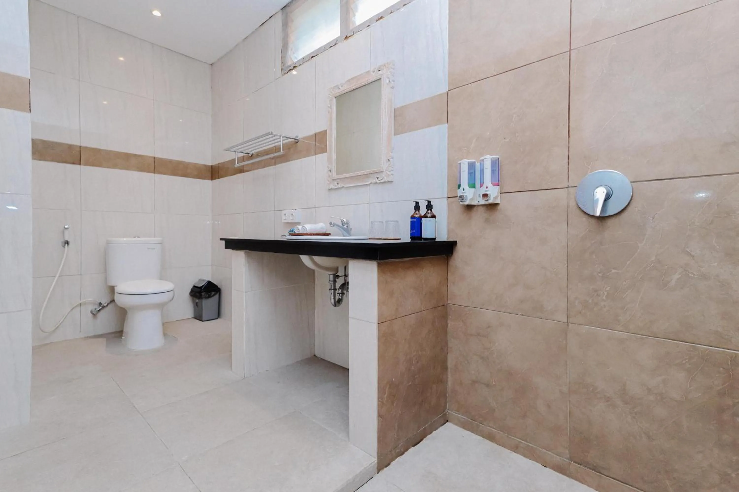 Bathroom in The Lavana Jhonny Kibung Villas Lembongan