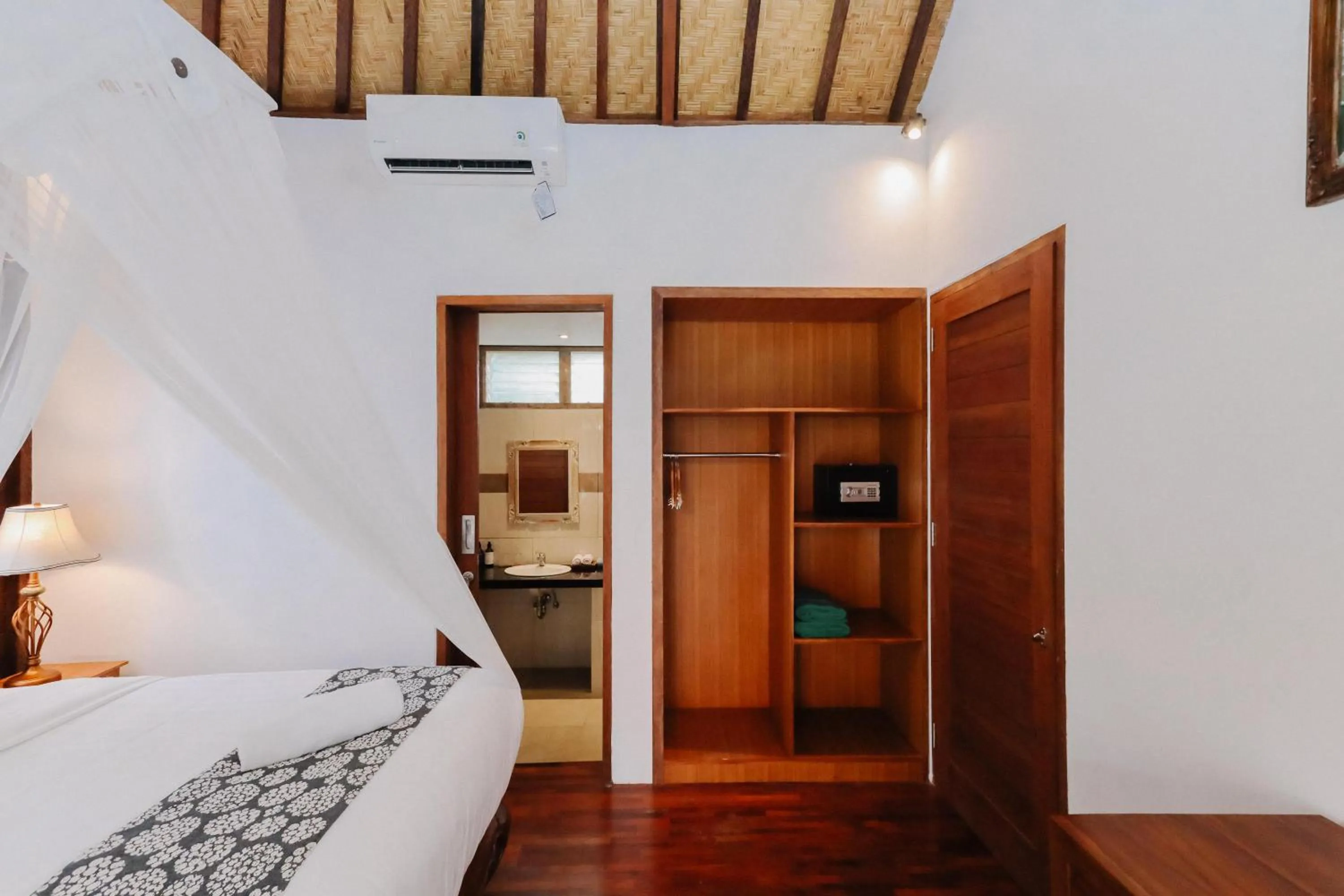 wardrobe, Bed in The Lavana Jhonny Kibung Villas Lembongan