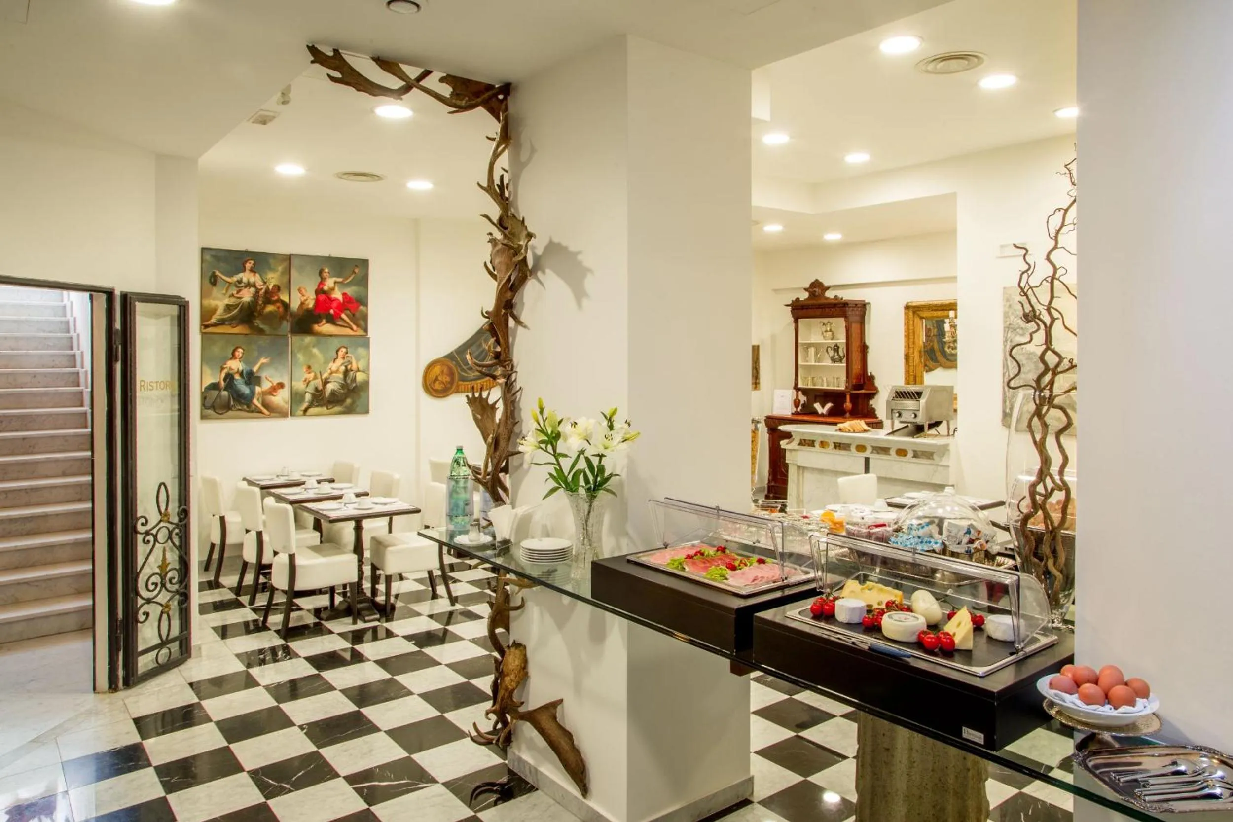 Restaurant/places to eat in Arcom Palace