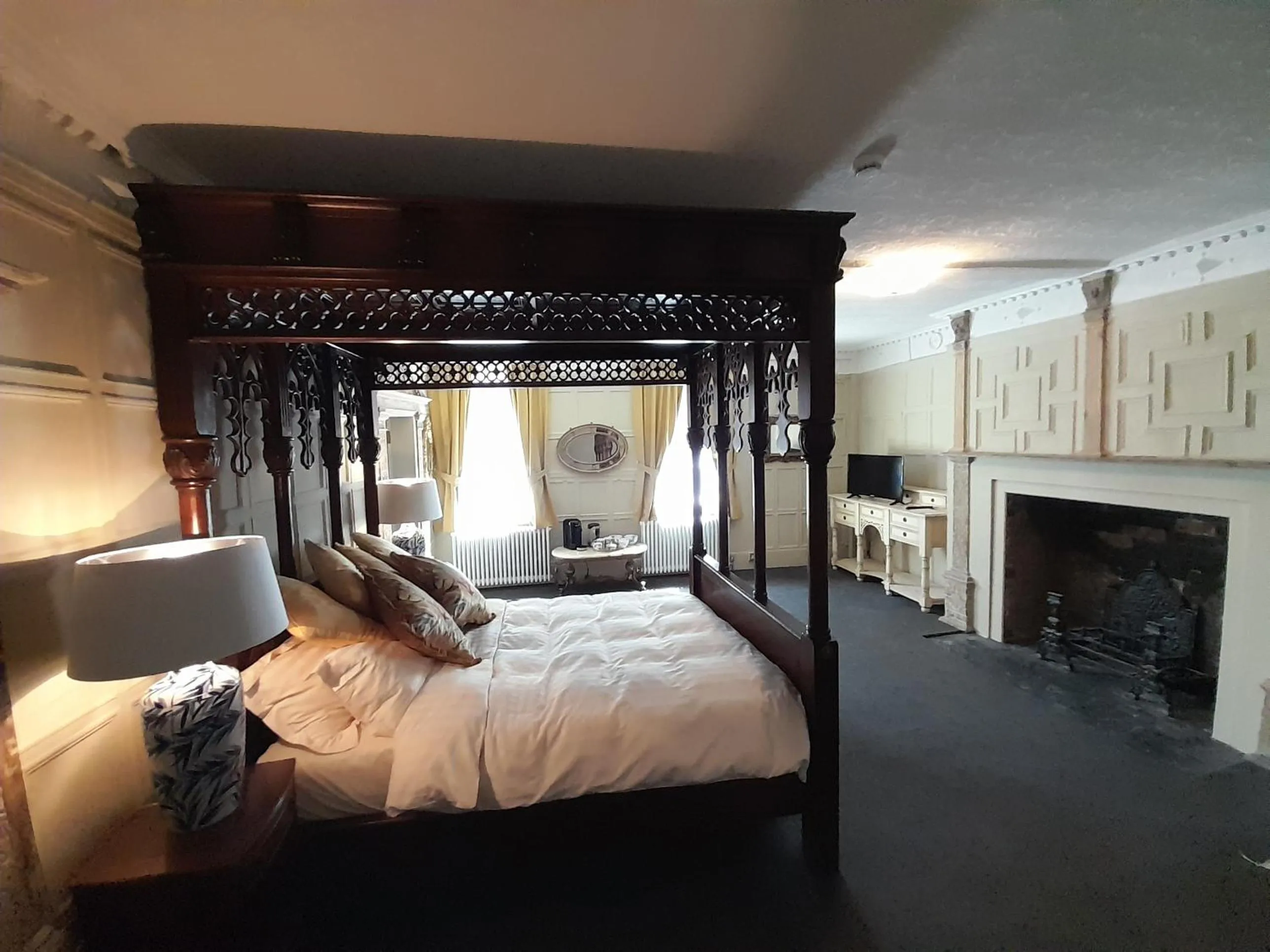 Photo of the whole room, Bed in Stone Court House