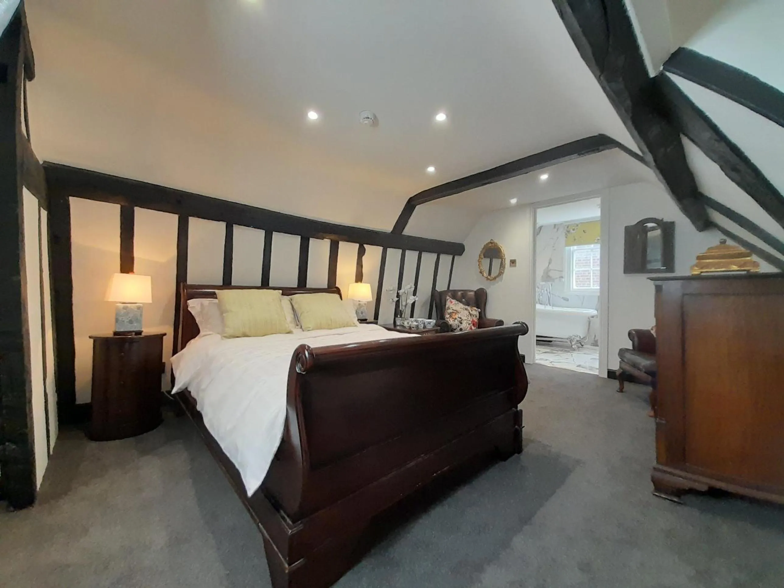 Photo of the whole room, Bed in Stone Court House