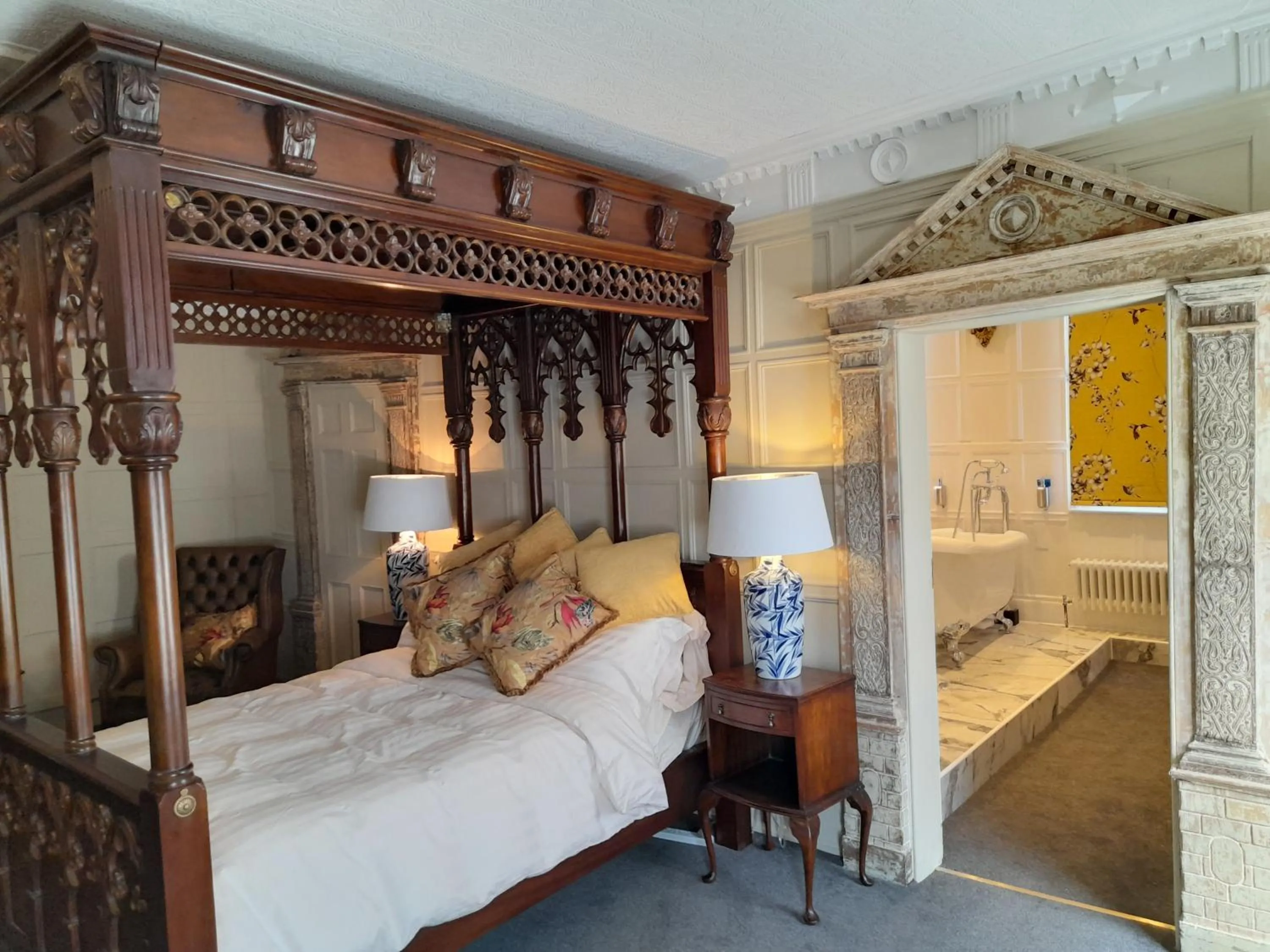 Photo of the whole room, Bed in Stone Court House