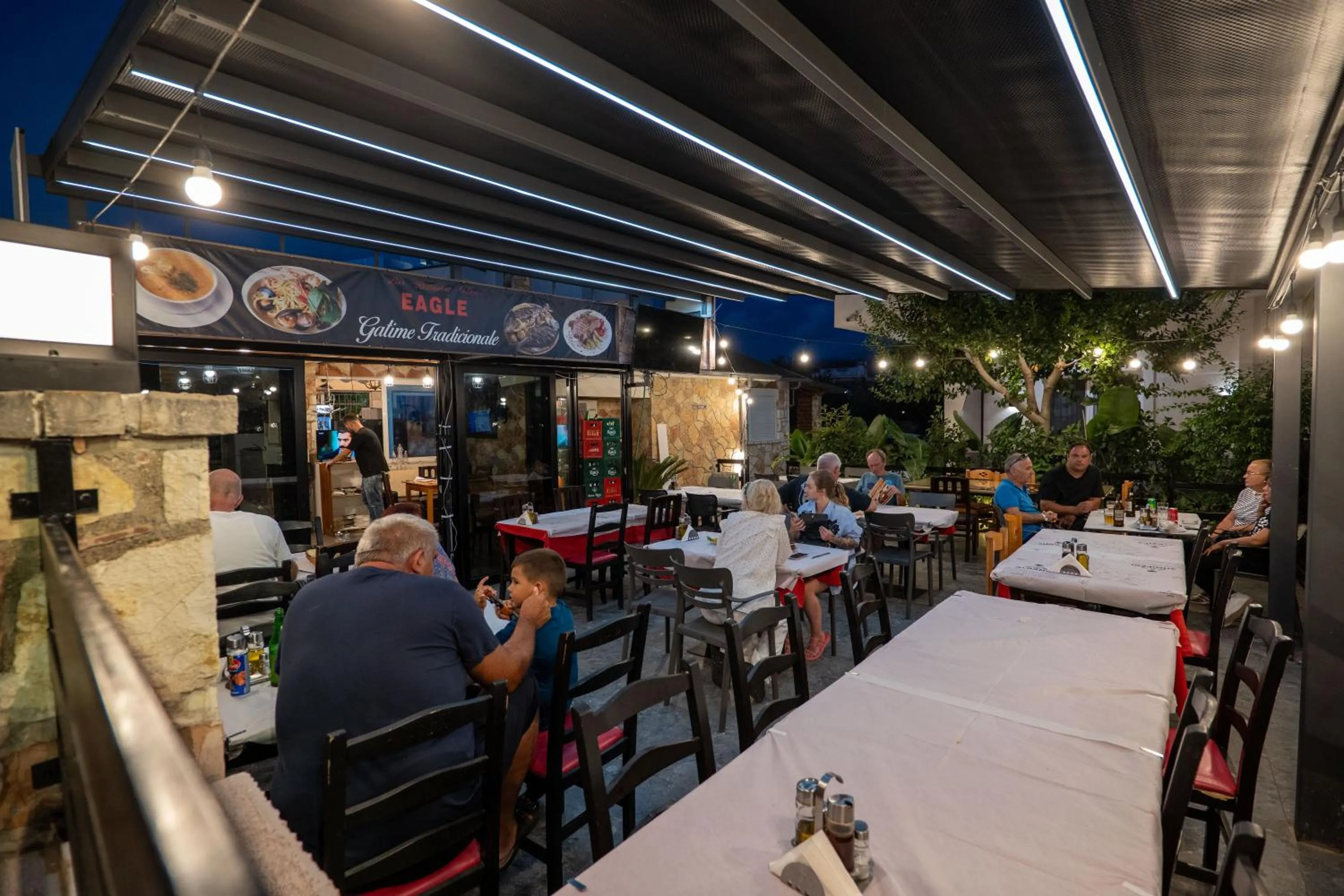 Restaurant/places to eat in Hotel Eagle