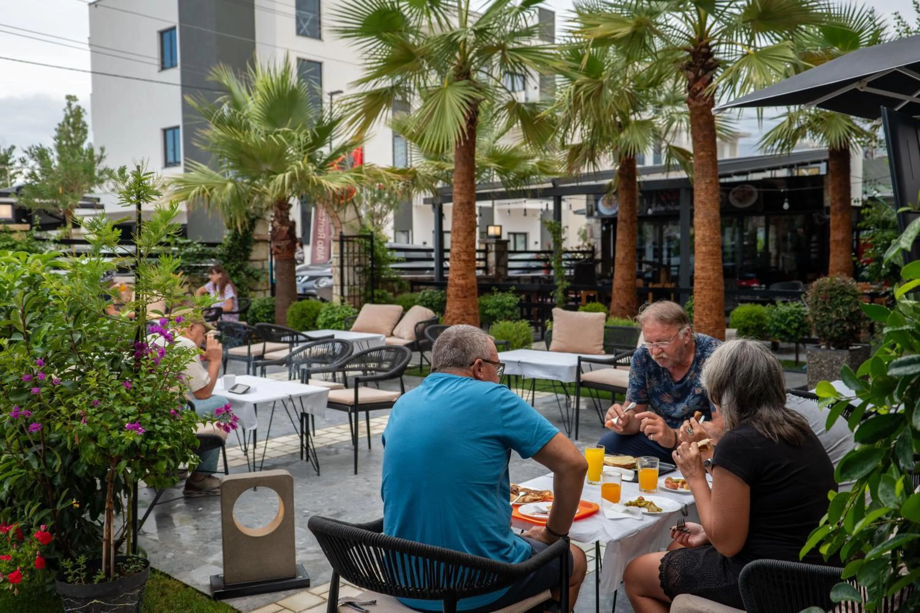 Restaurant/places to eat in Hotel Eagle