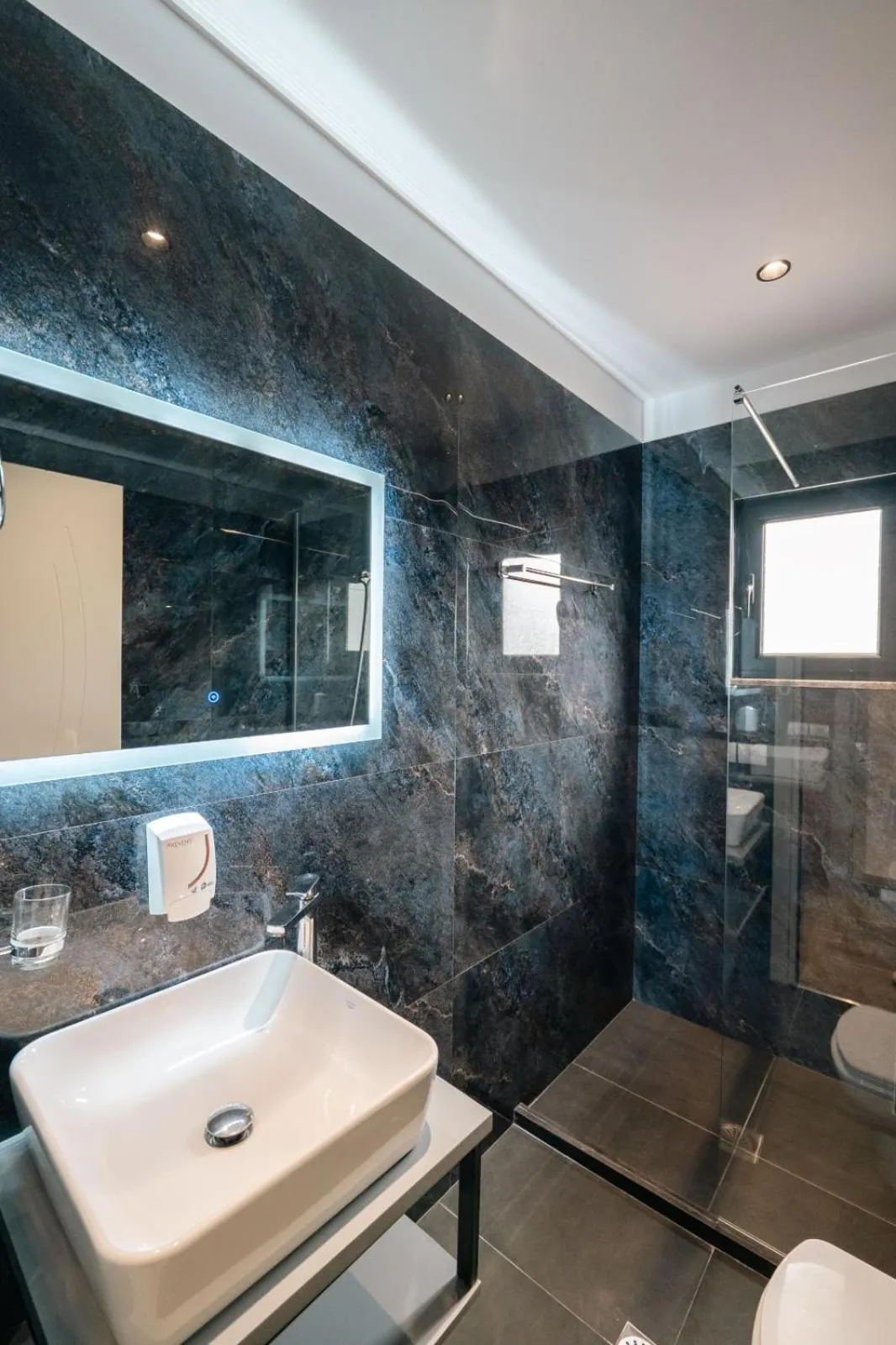 Shower in Hotel Eagle