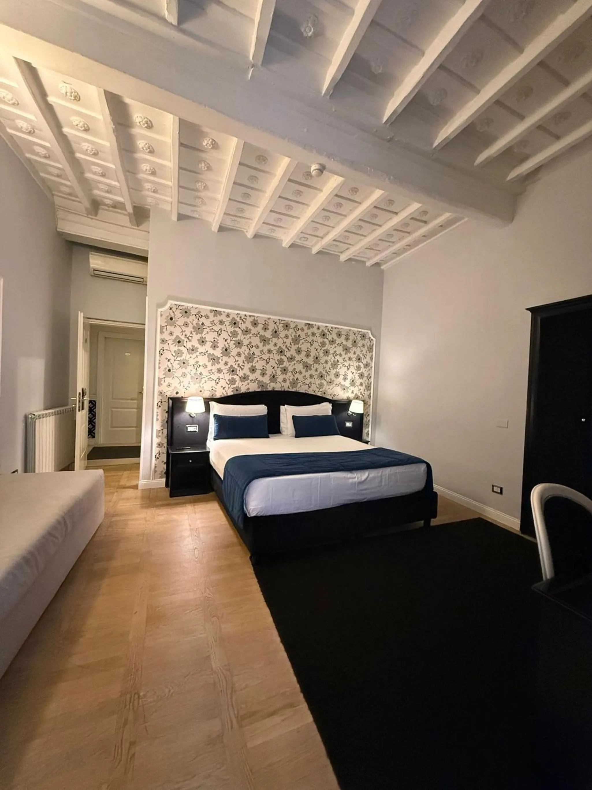 Bed in Relais Fontana Di Trevi Hotel