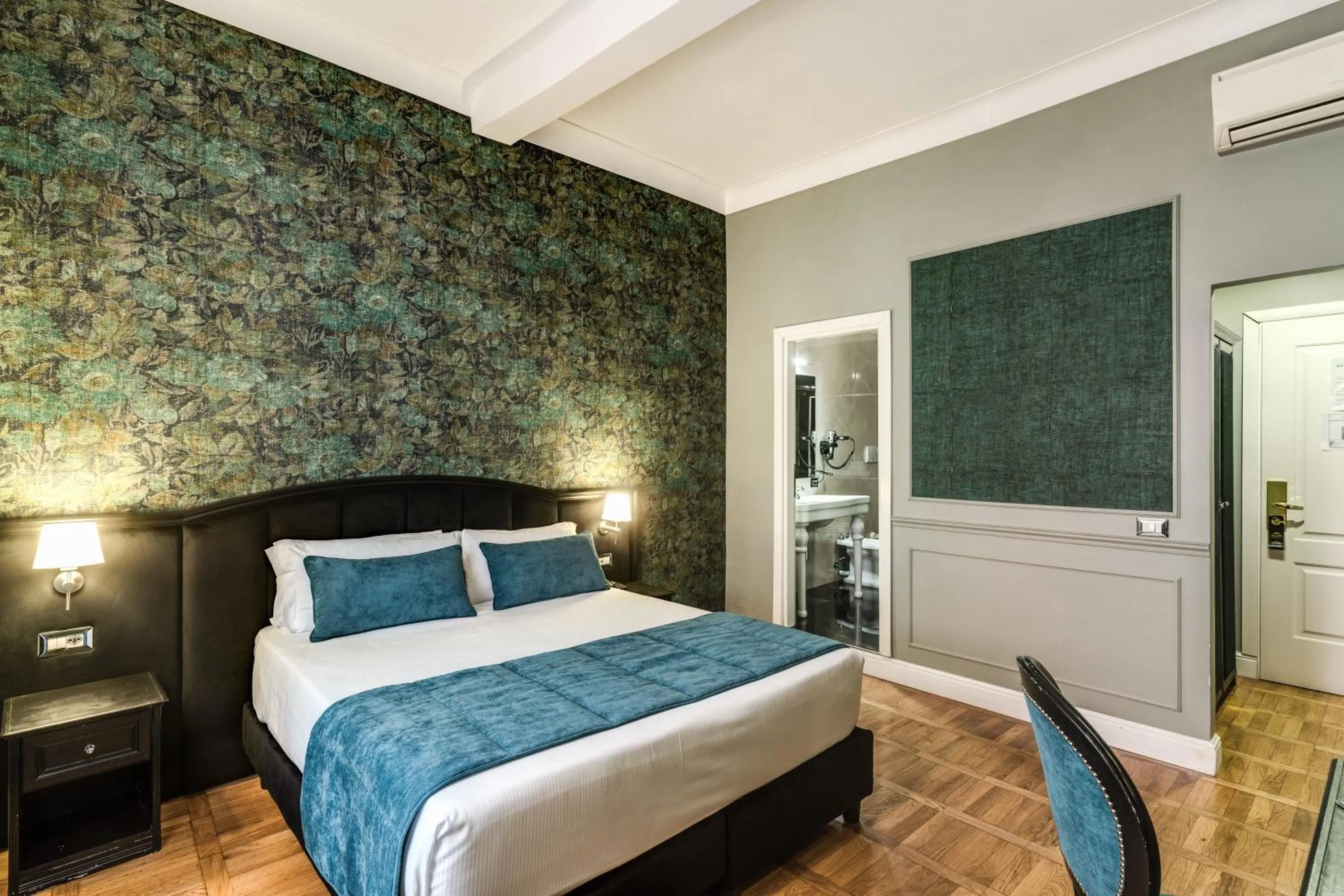 Bedroom, Bed in Relais Fontana Di Trevi Hotel