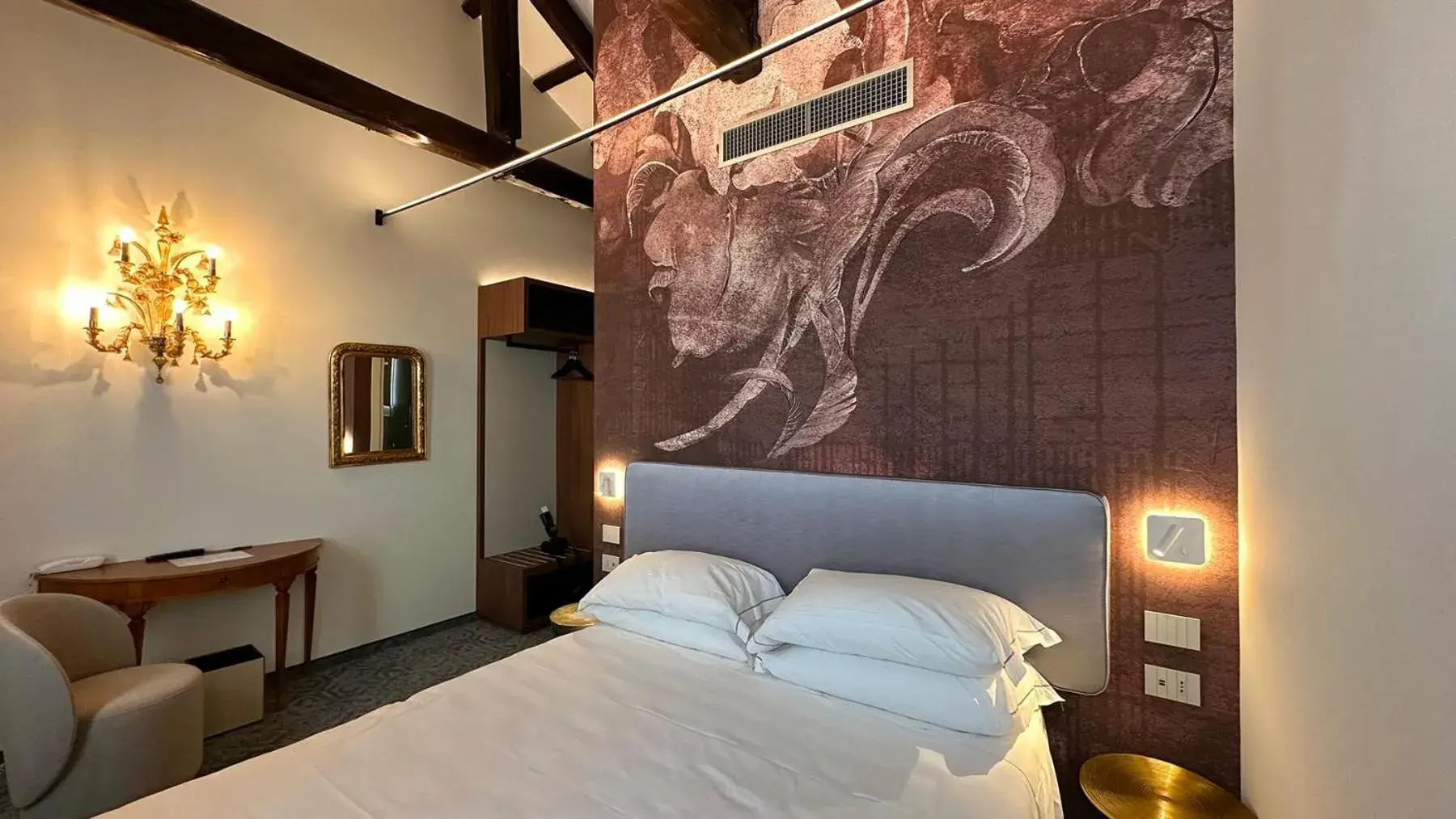 Deluxe Double Room with Partial Grand Canal View in Ai Due Fanali Deluxe Double Room with Partial Grand Canal View in Ai Due Fanali