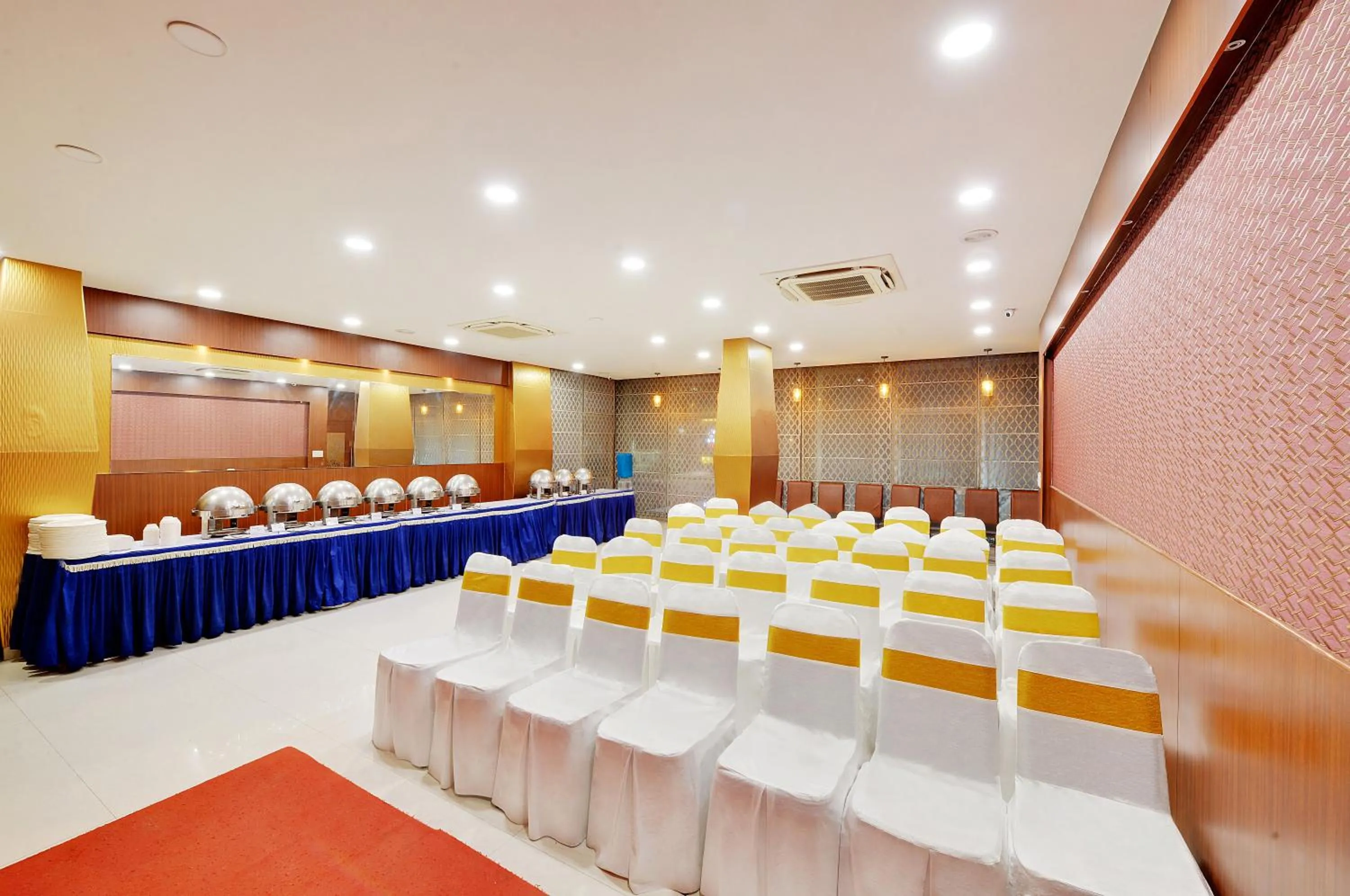 Business facilities in La Sara Gateway