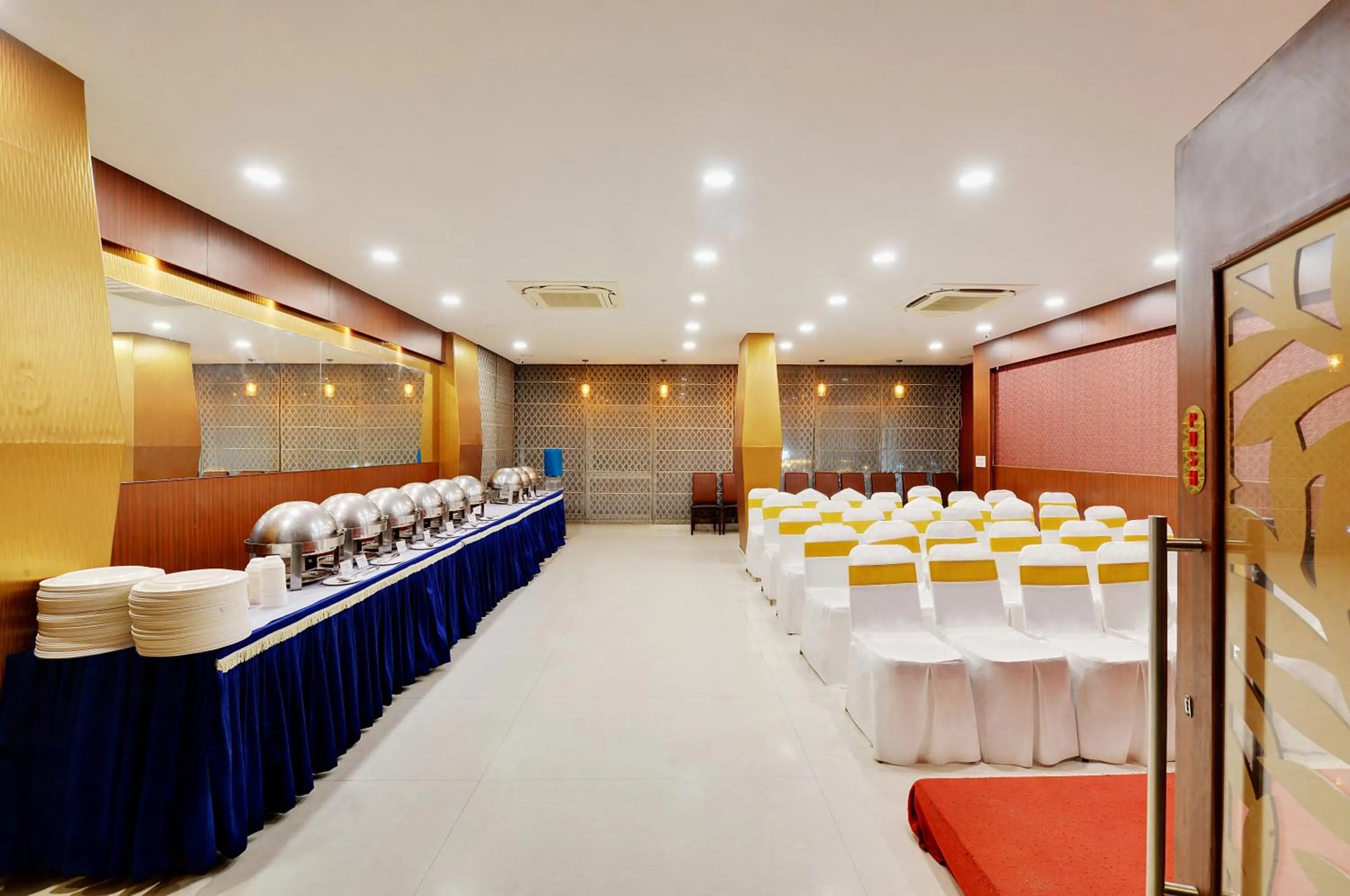 Business facilities in La Sara Gateway