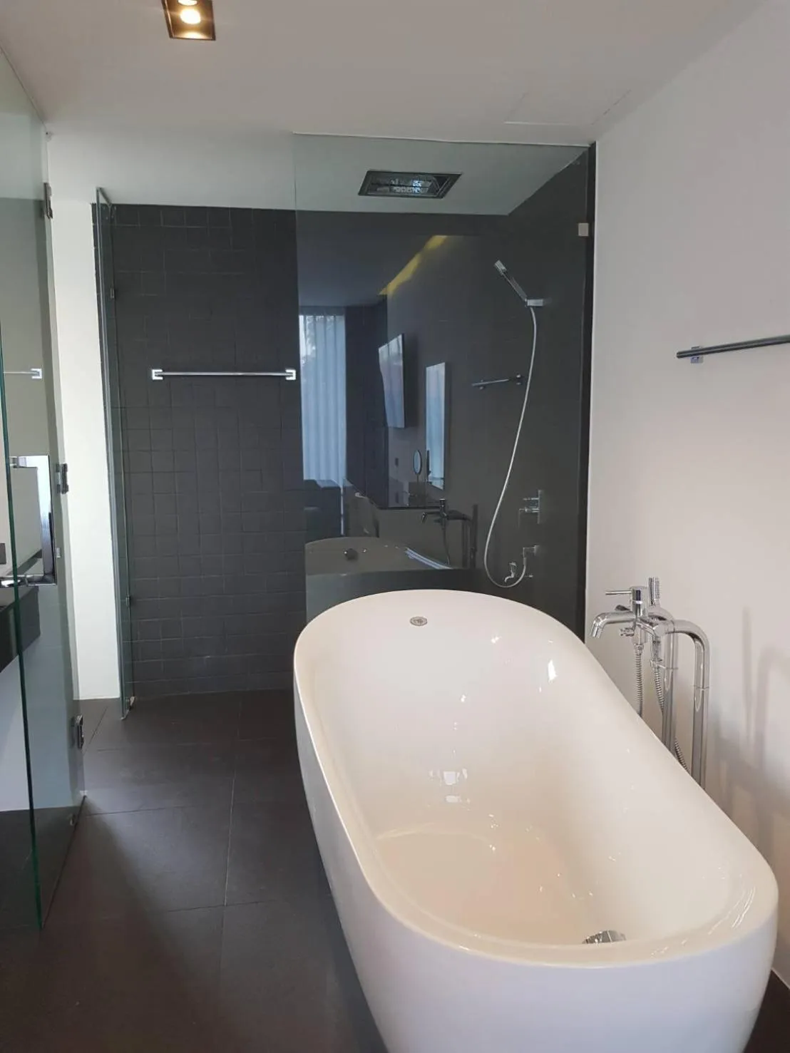 Bath in NANEE Phra Singh