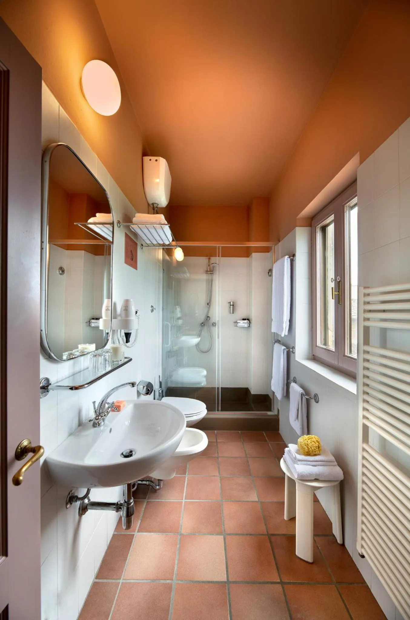 Shower in La Pensione di Vignamaggio