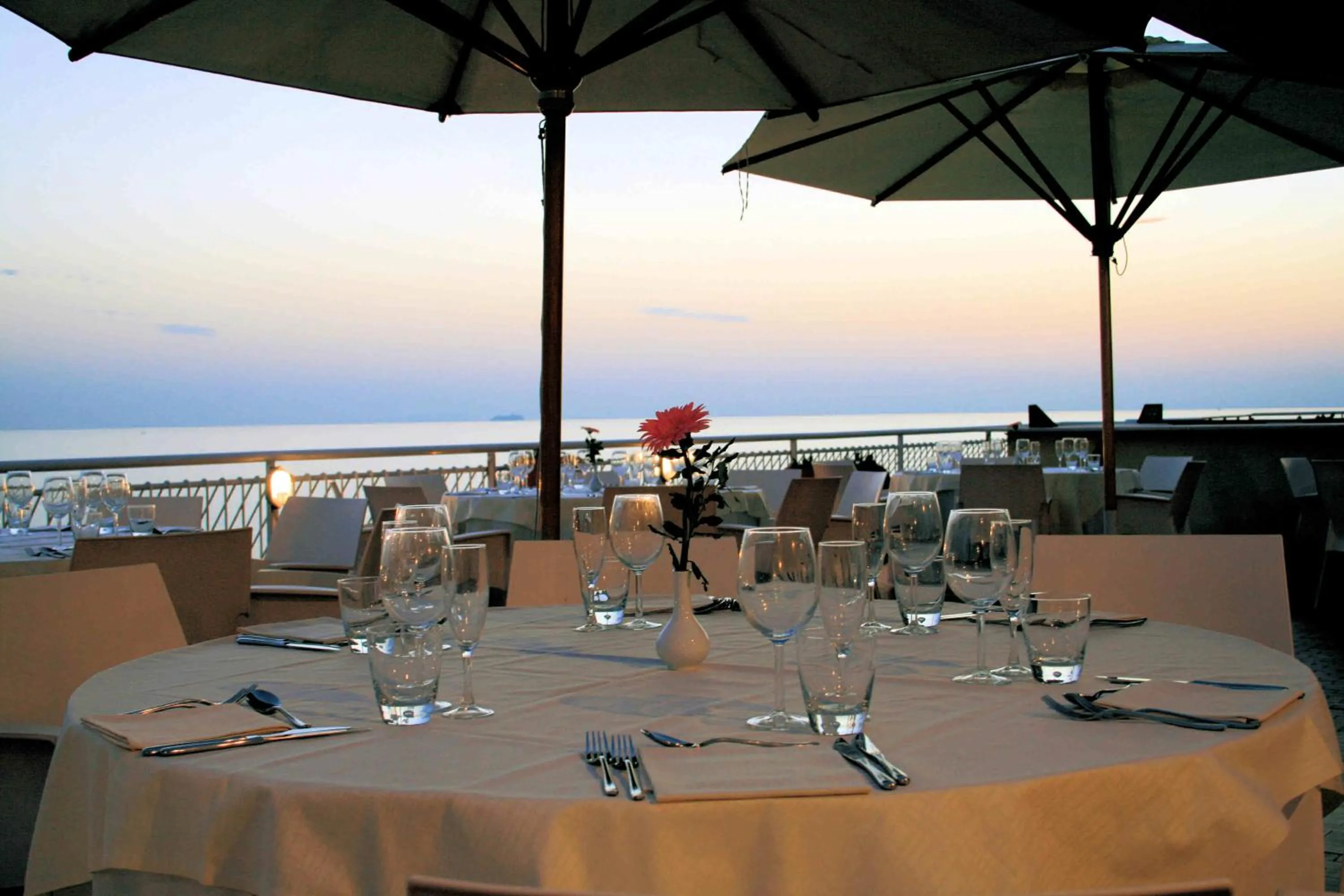 Restaurant/places to eat in Hotel Rex