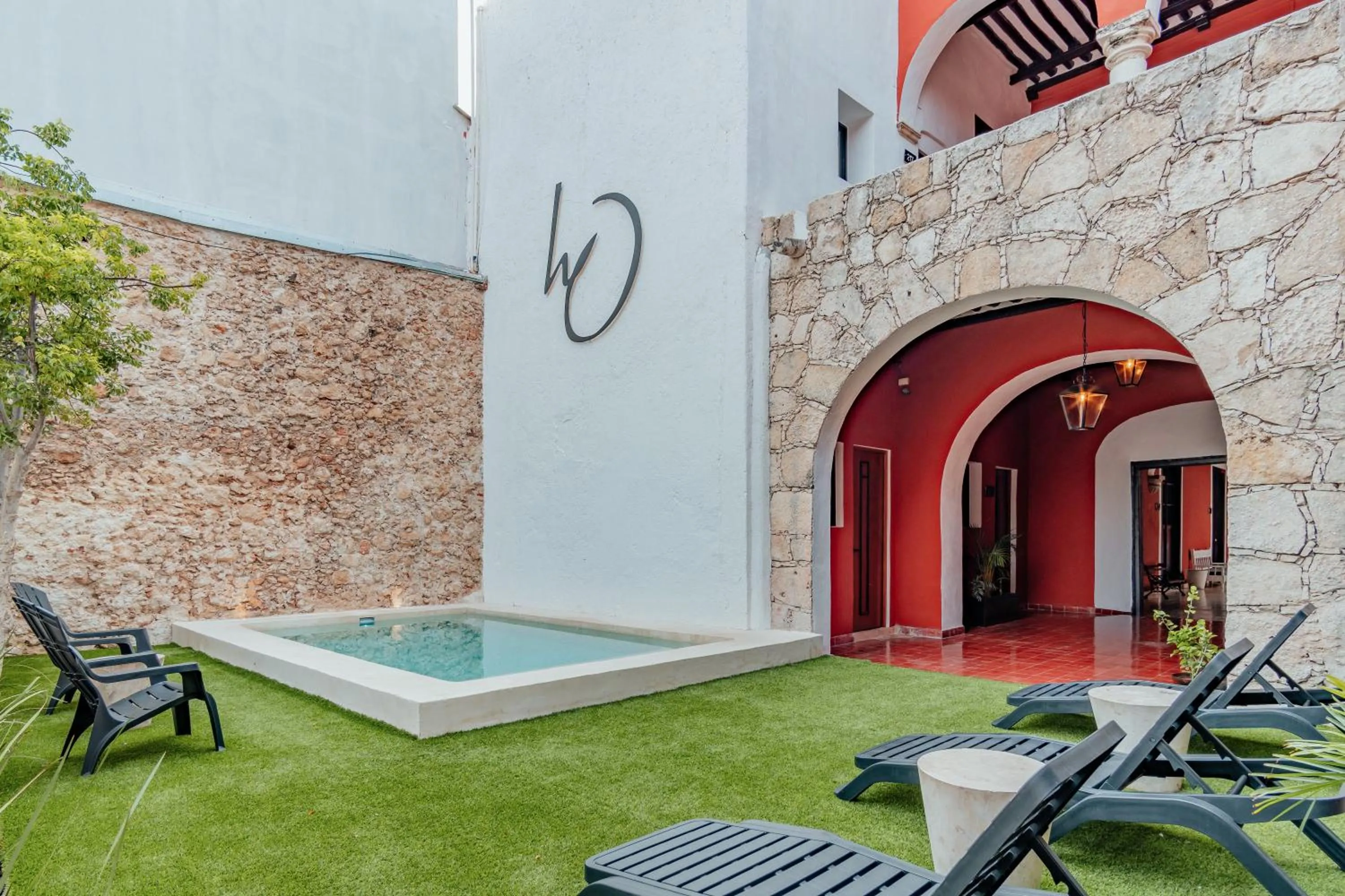 Swimming pool in Hotel HO Merida