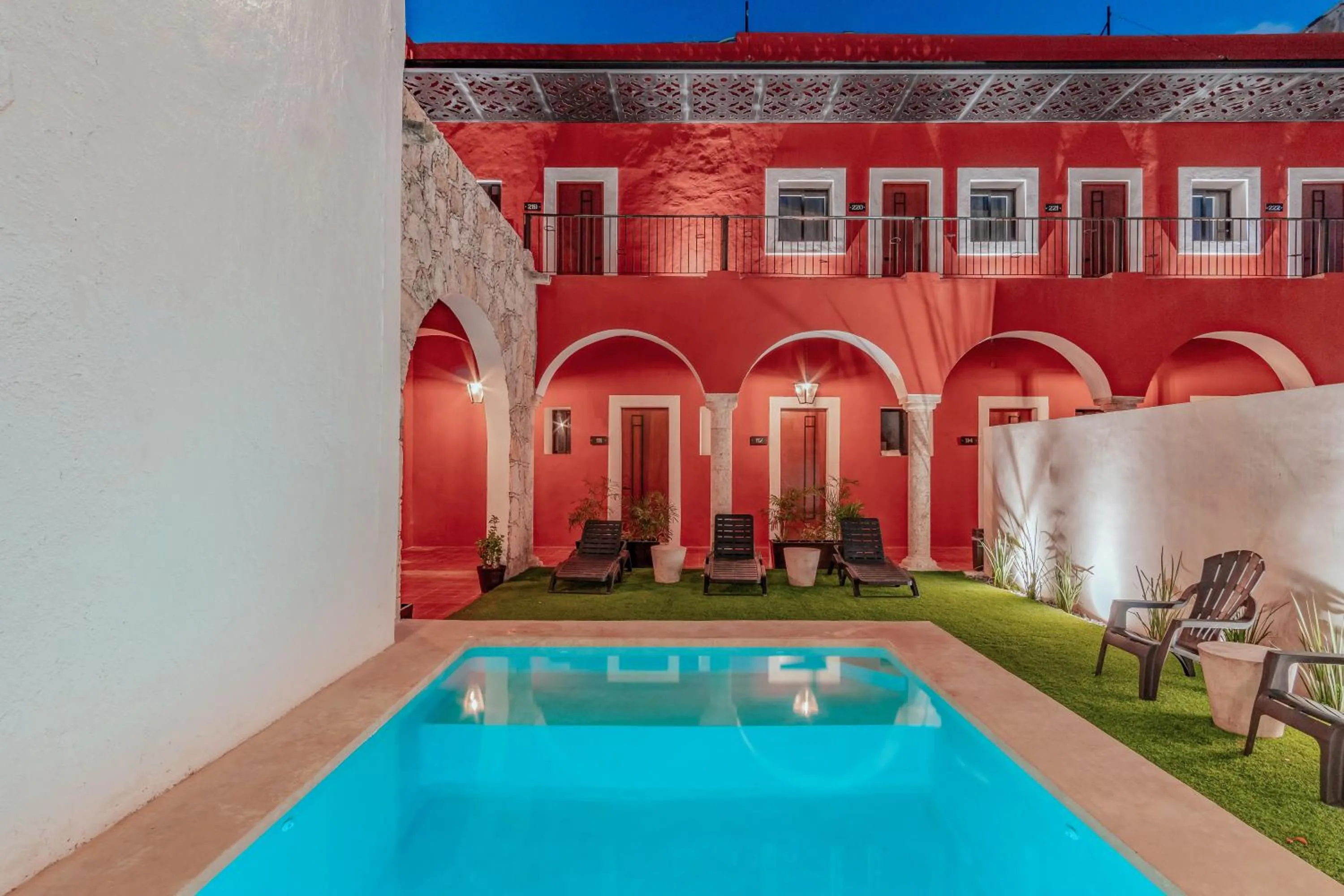 Swimming pool in Hotel HO Merida