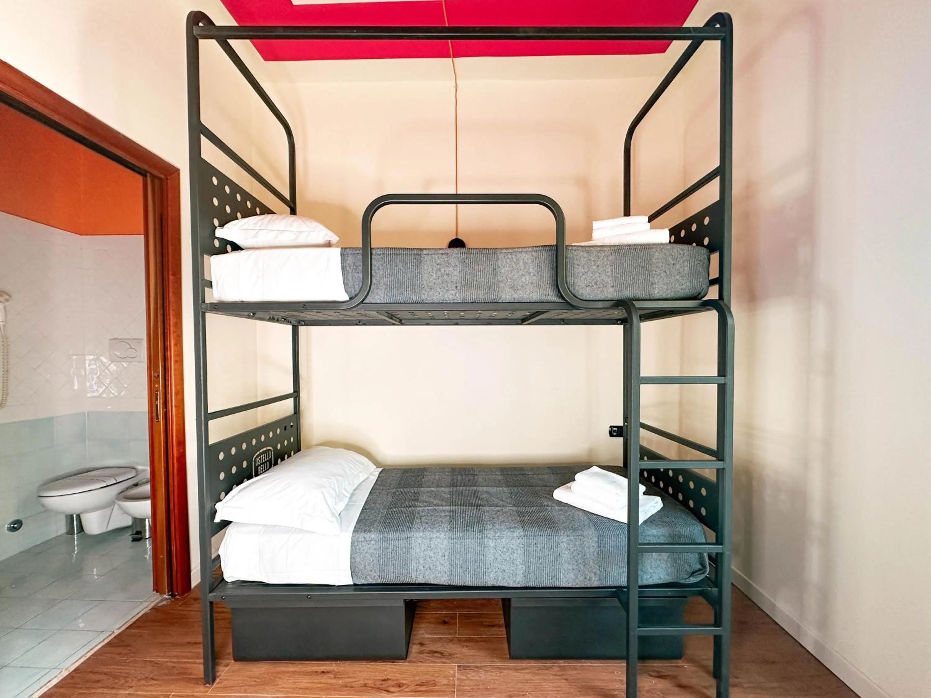 bunk bed in Nuovo Hotel Del Porto