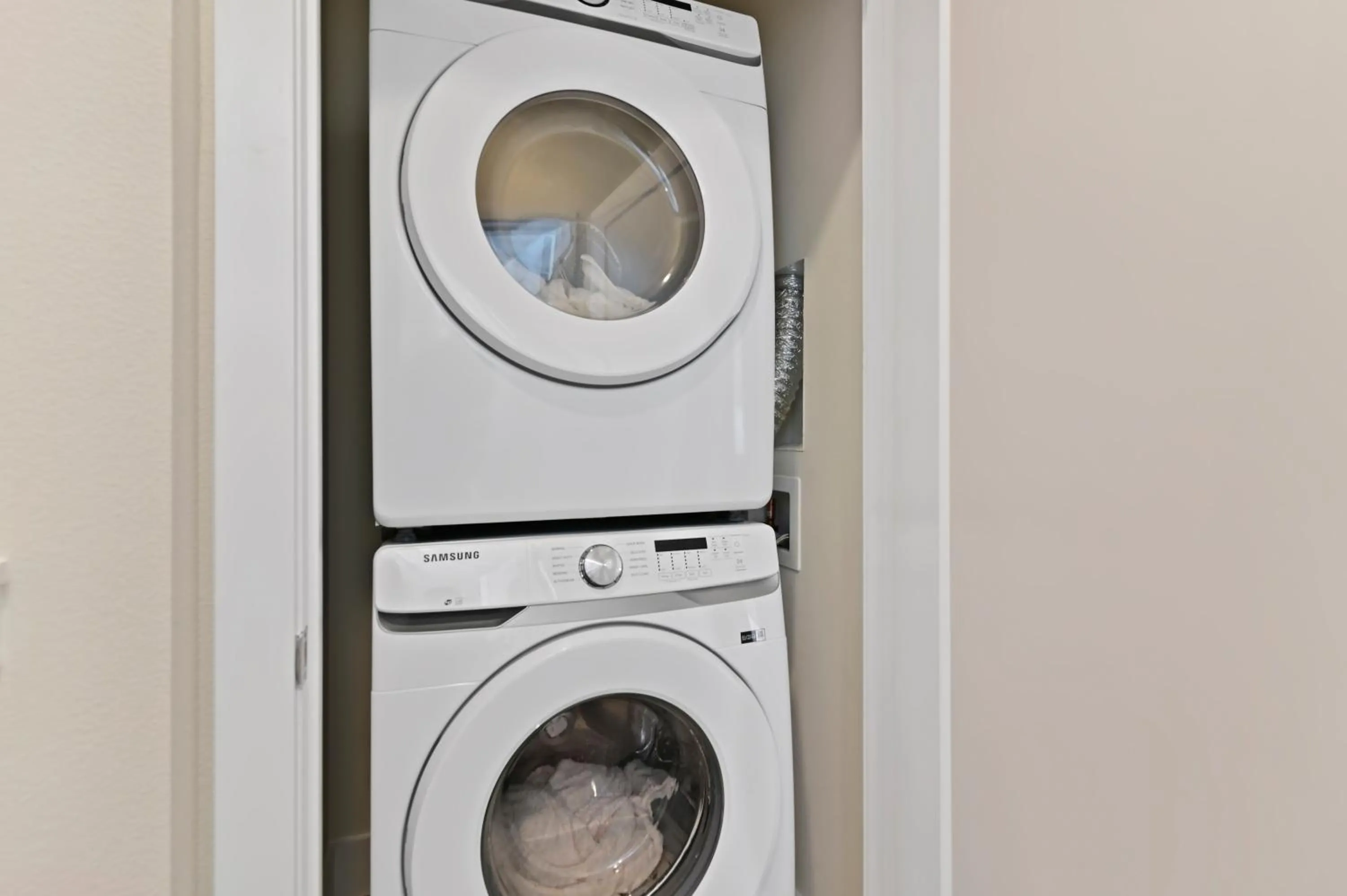 laundry in New Spacious & Tranquil Townhouse near Disney - 4BR, 3FB, and Pool