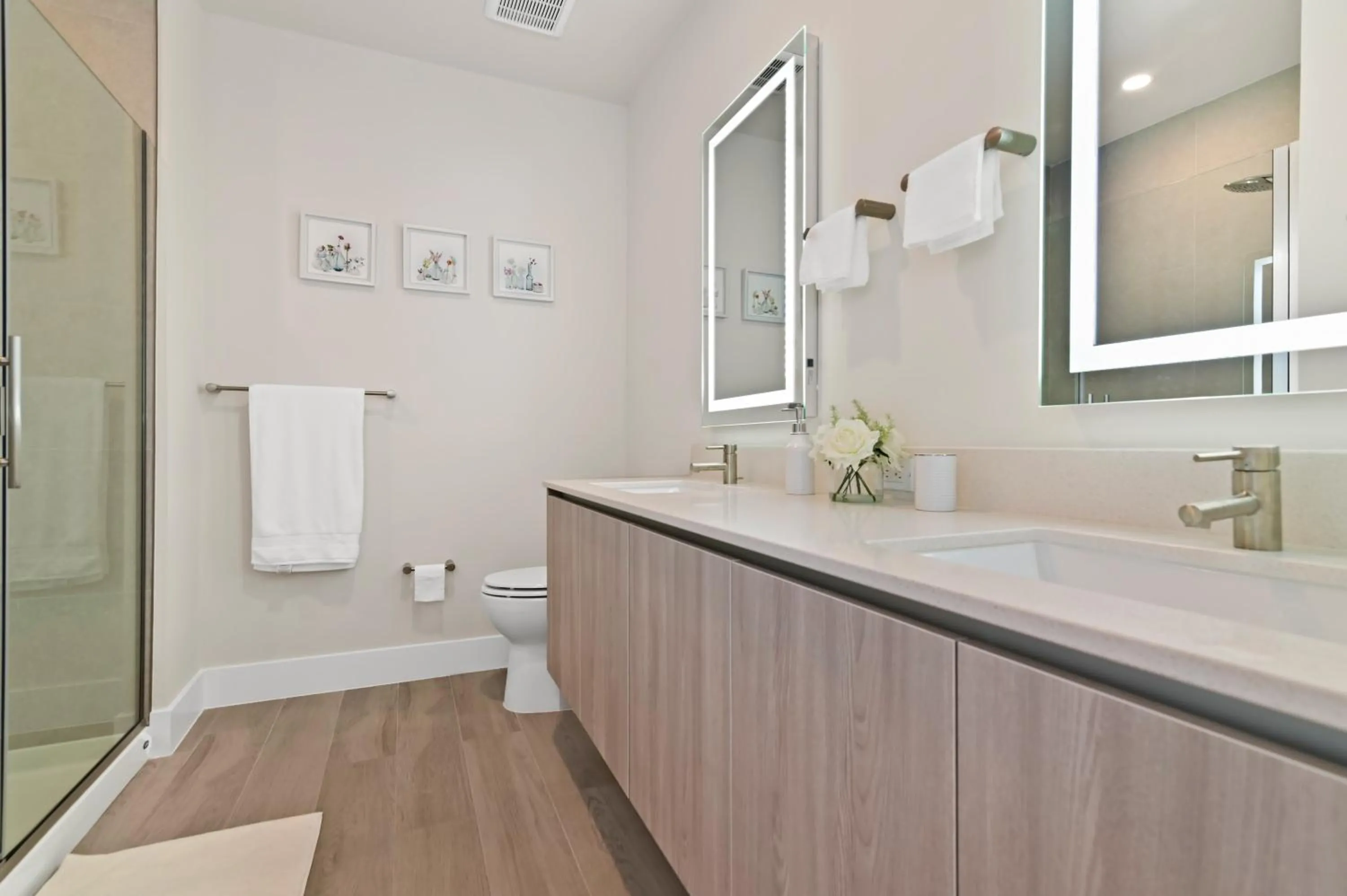 Bathroom in New Spacious & Tranquil Townhouse near Disney - 4BR, 3FB, and Pool