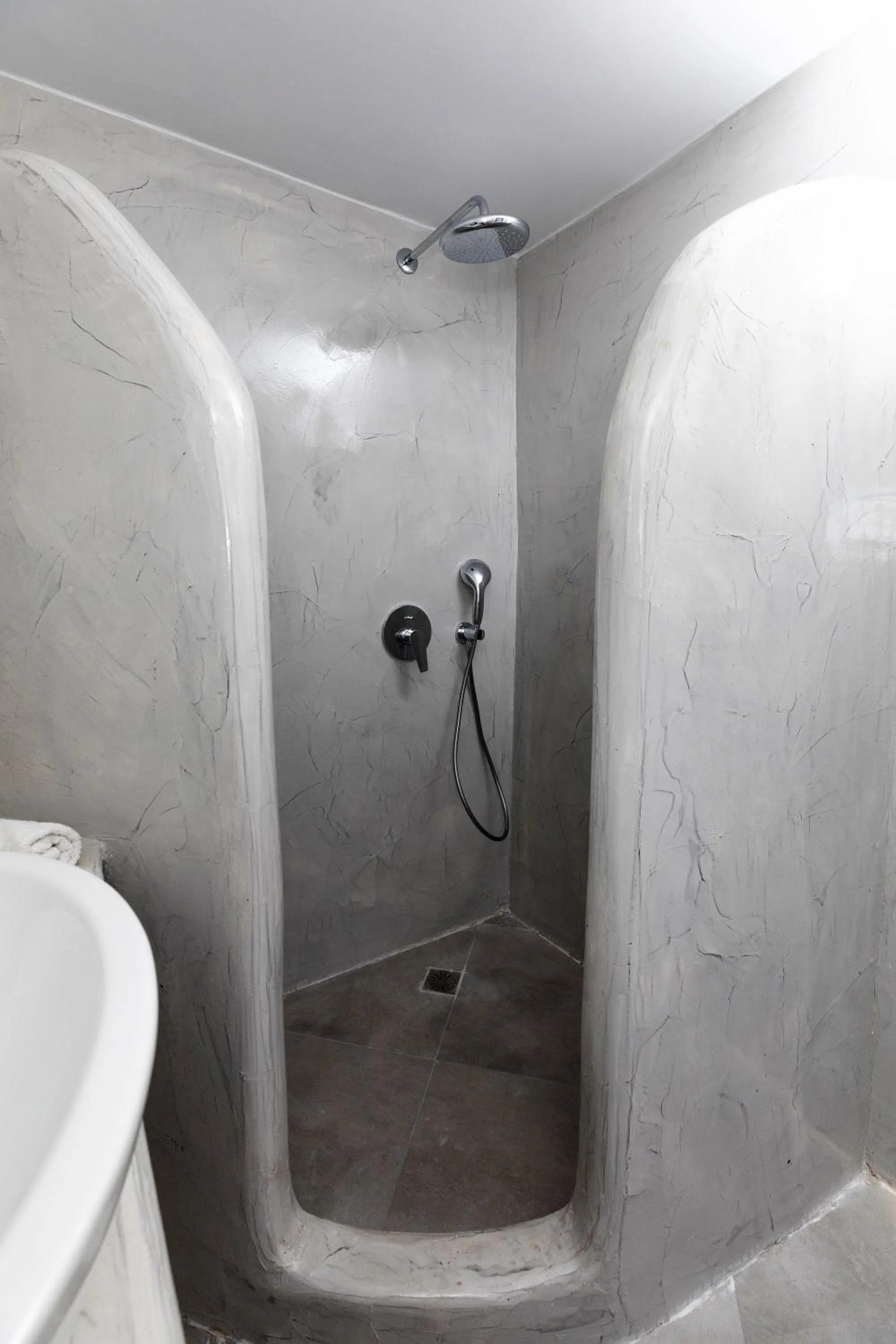 Shower in White Element