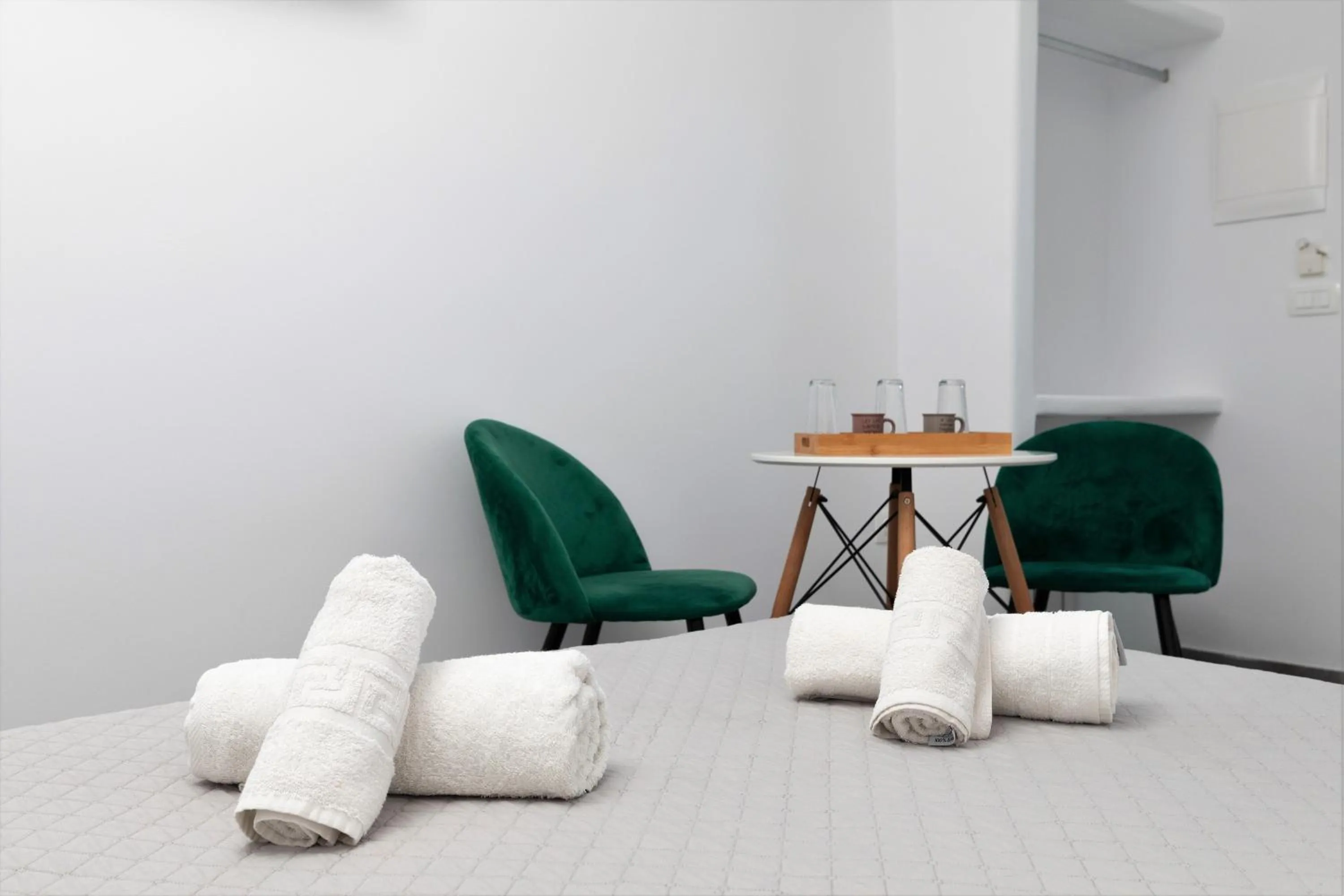 towels in White Element