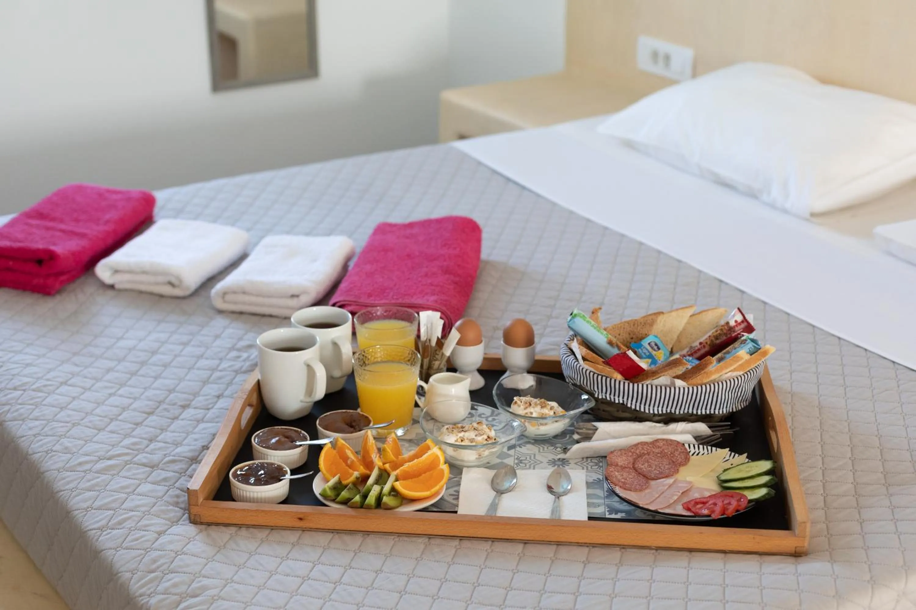 Continental breakfast, Bed in White Element