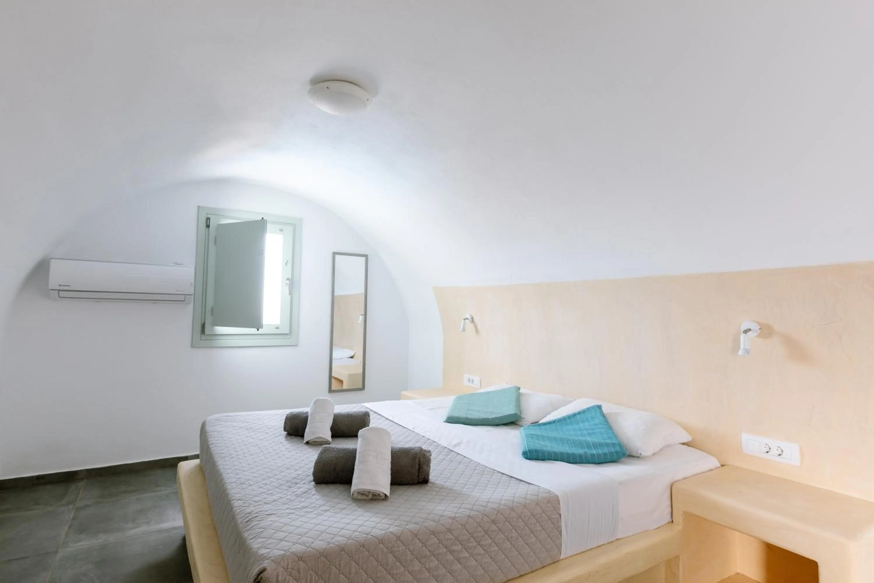 Bed in White Element