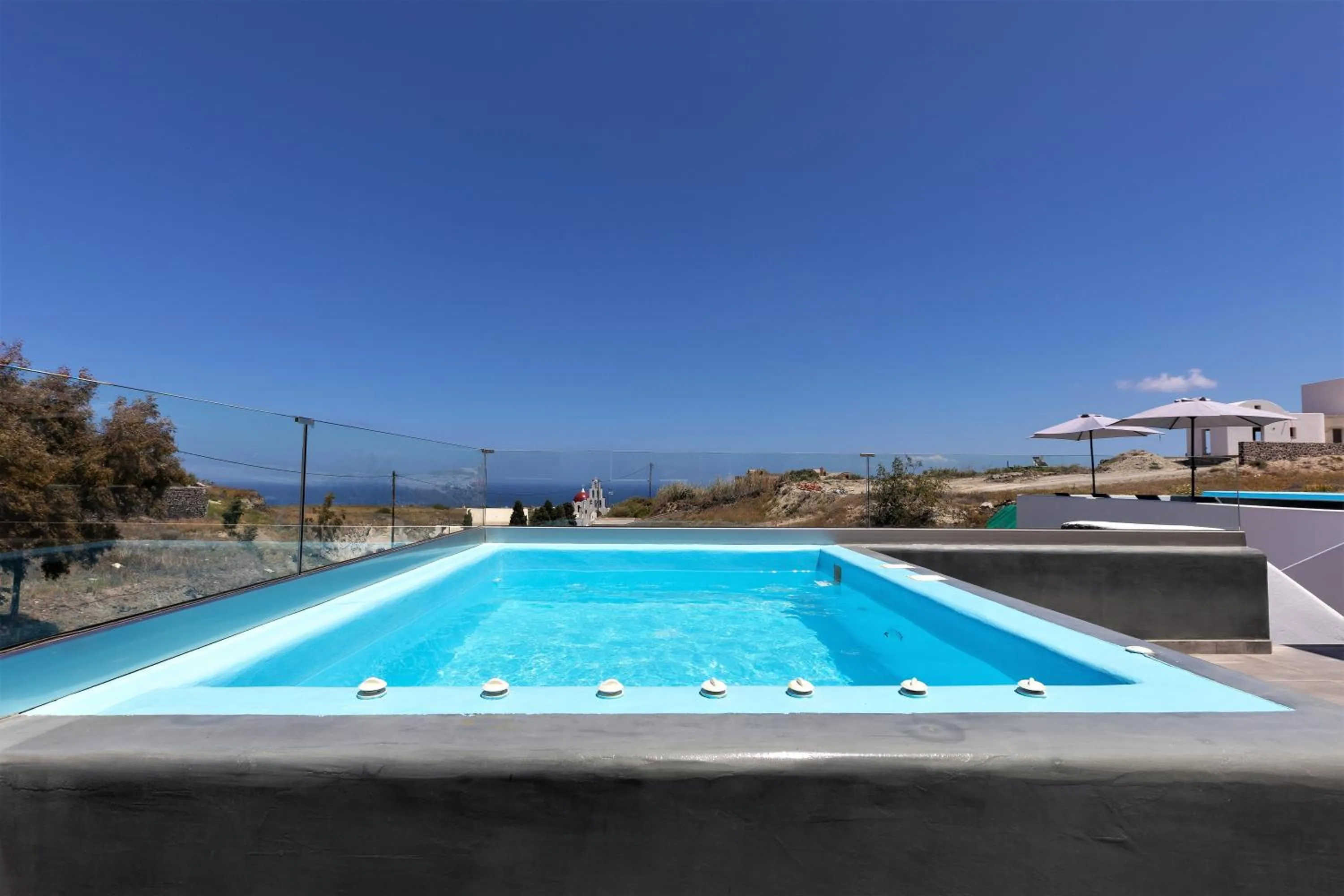 Swimming pool in White Element