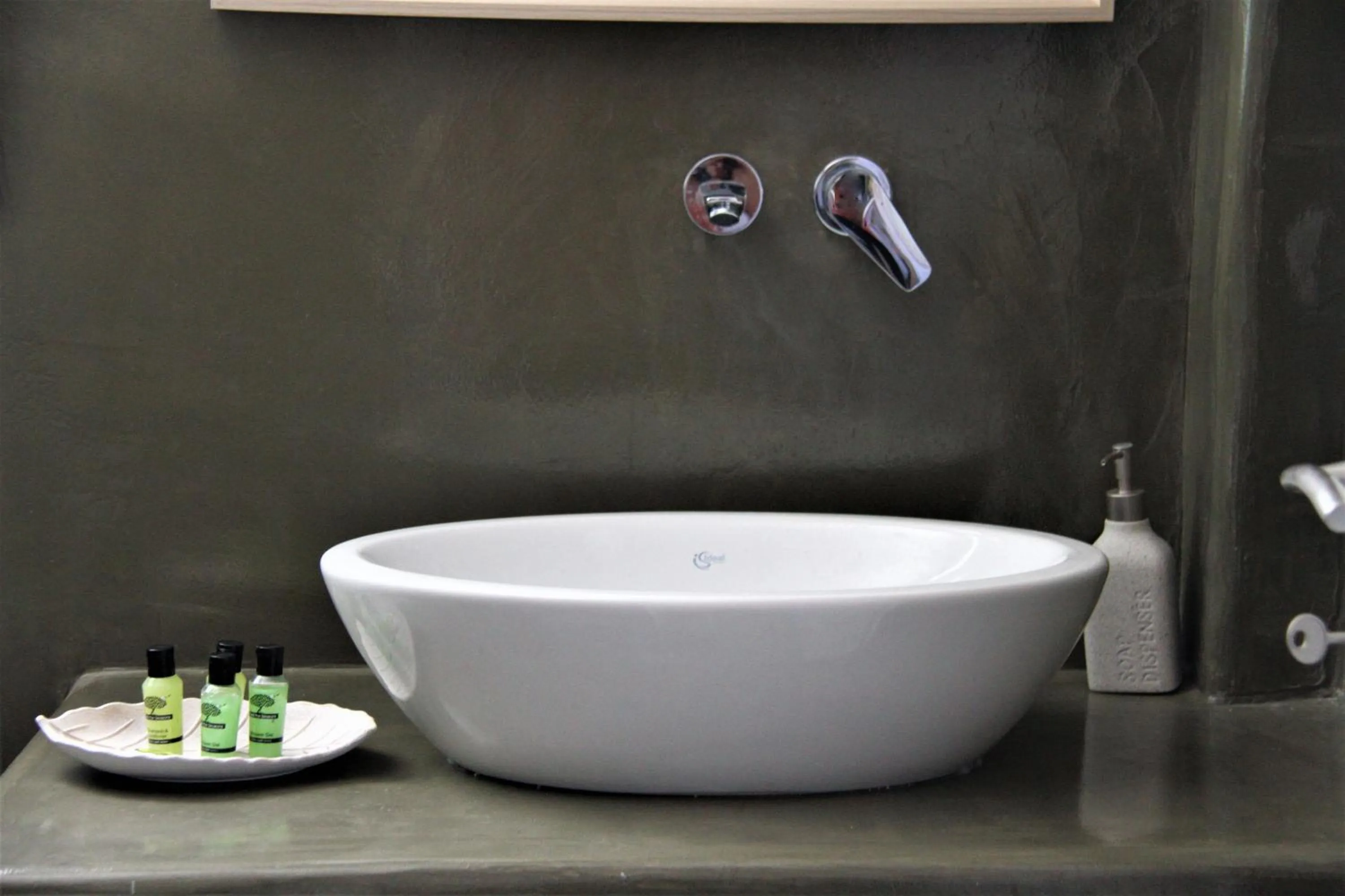 Bathroom in White Element