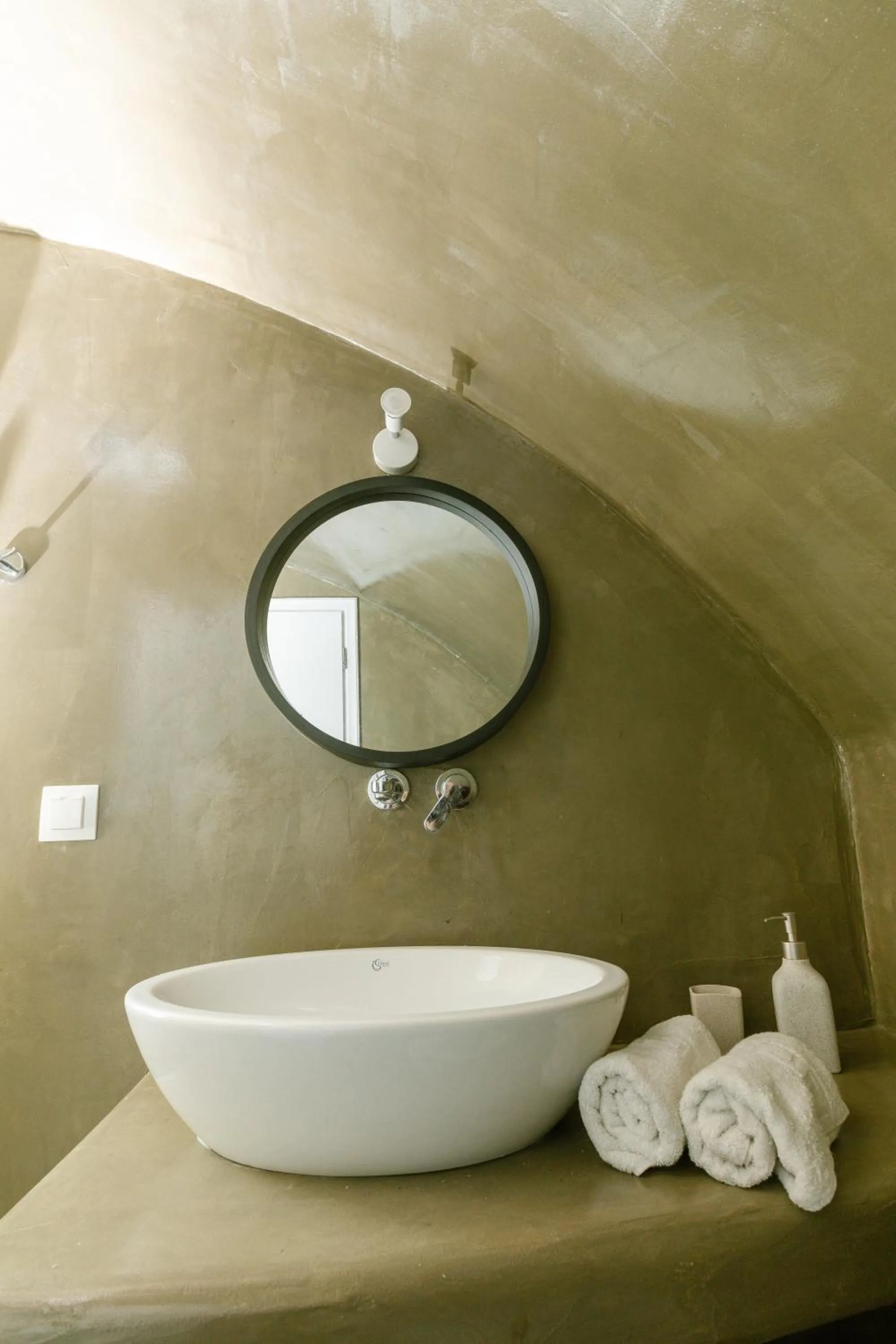 Bathroom in White Element