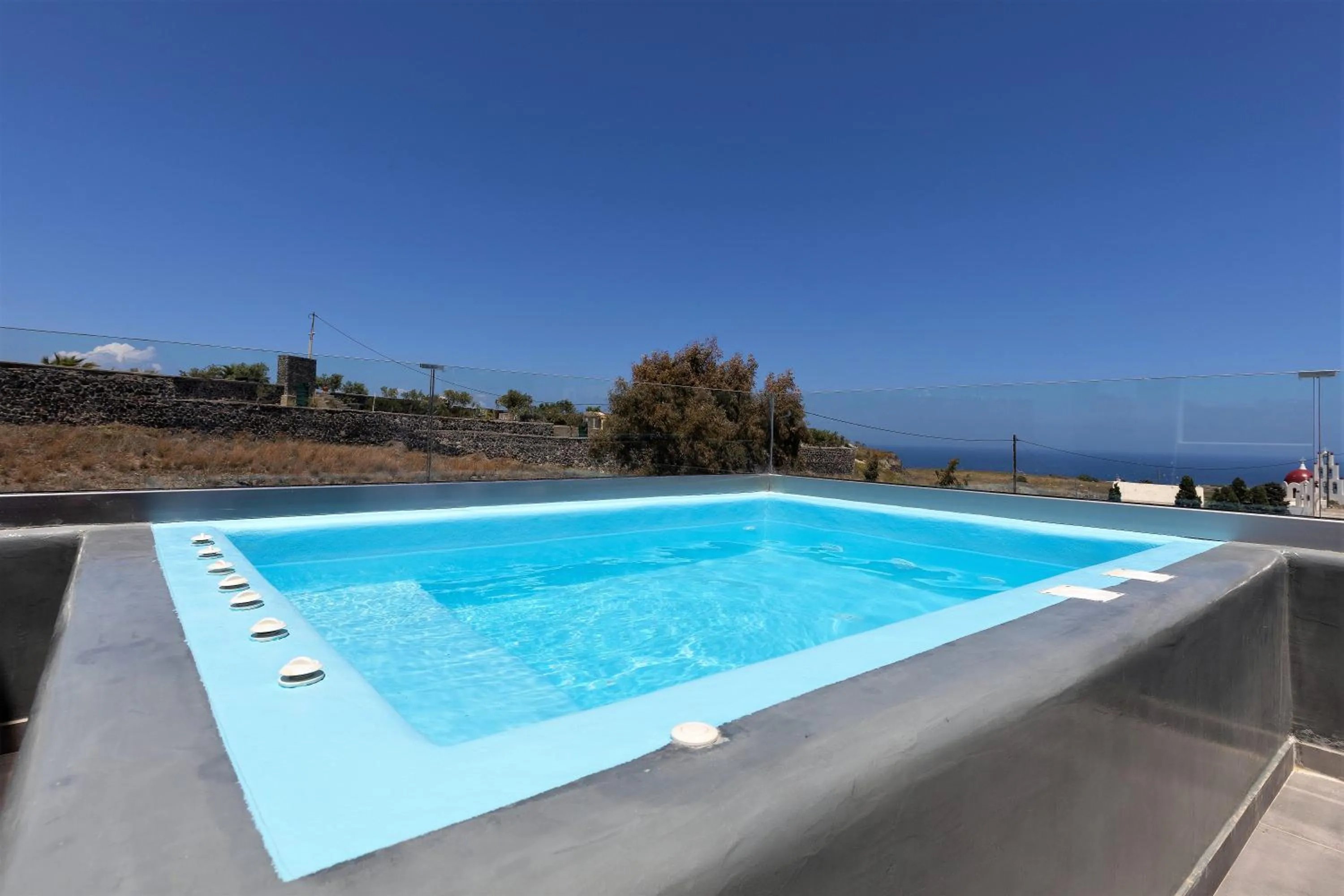 Swimming pool in White Element