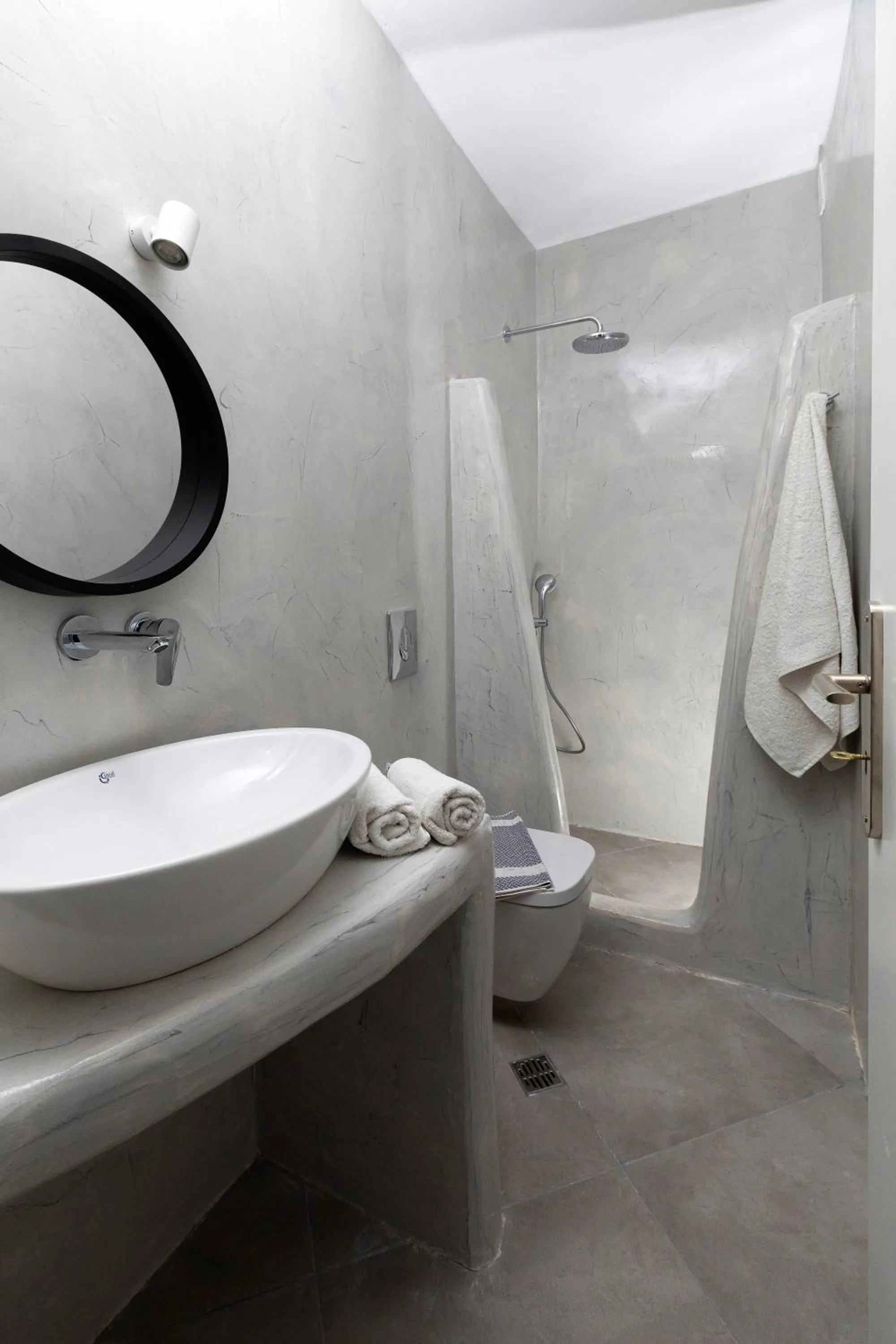 Bathroom in White Element