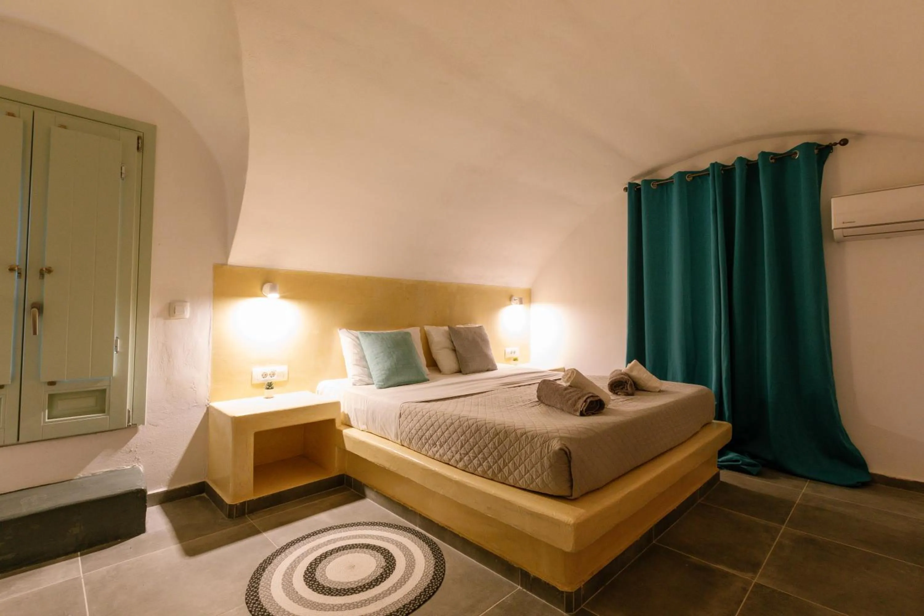 Bedroom, Bed in White Element