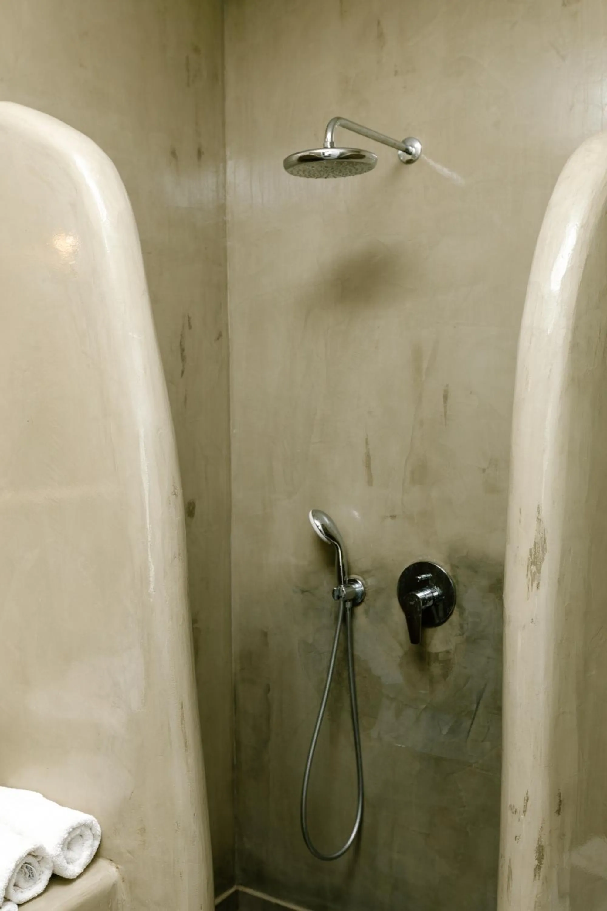 Bathroom in White Element