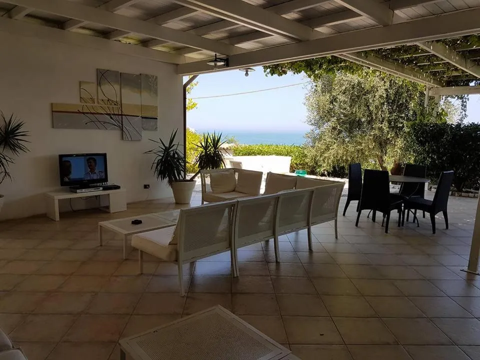 Communal lounge/ TV room in Albergo Villa Vittoria