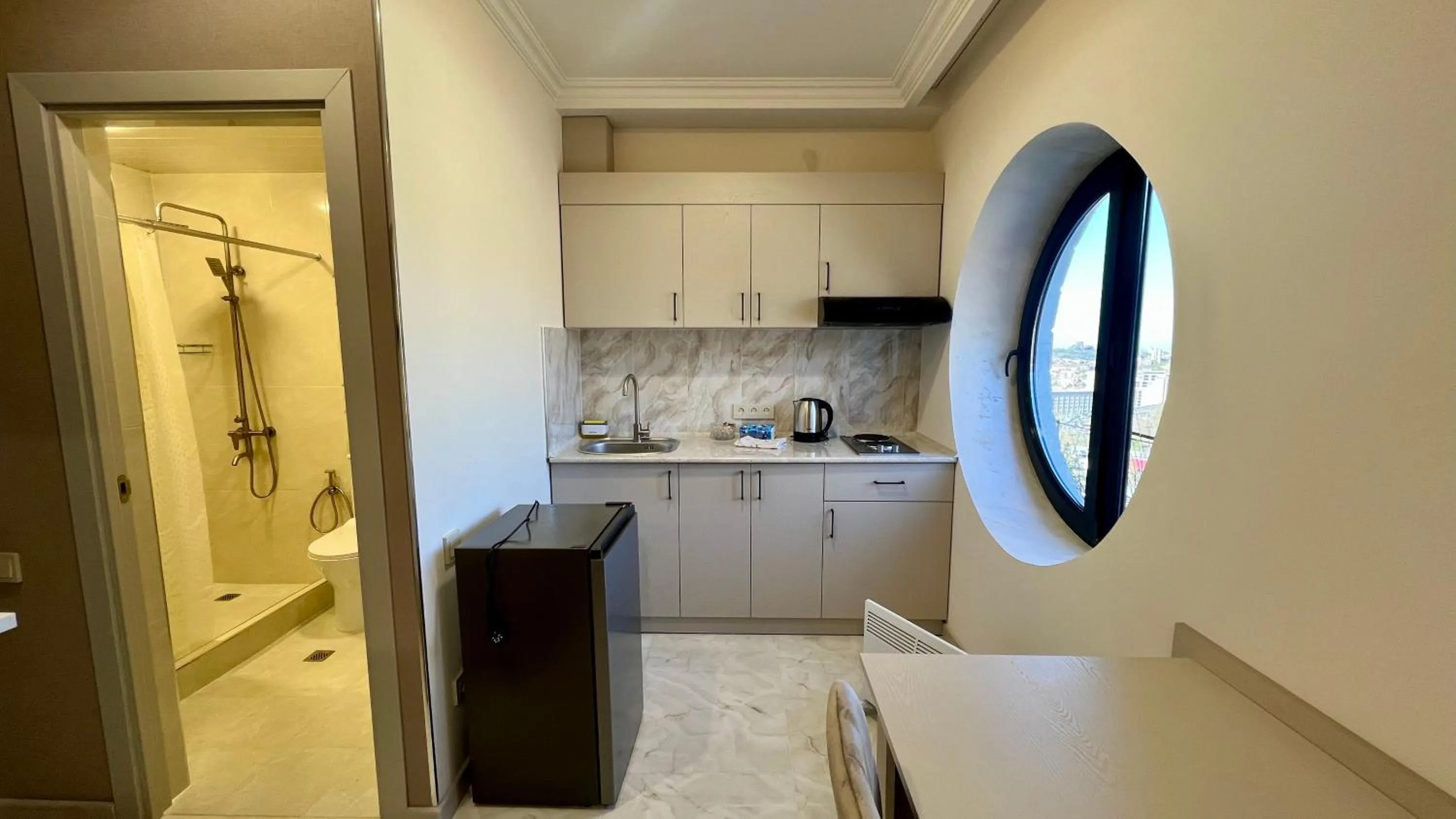 Kitchen or kitchenette in The Hill Guesthouse