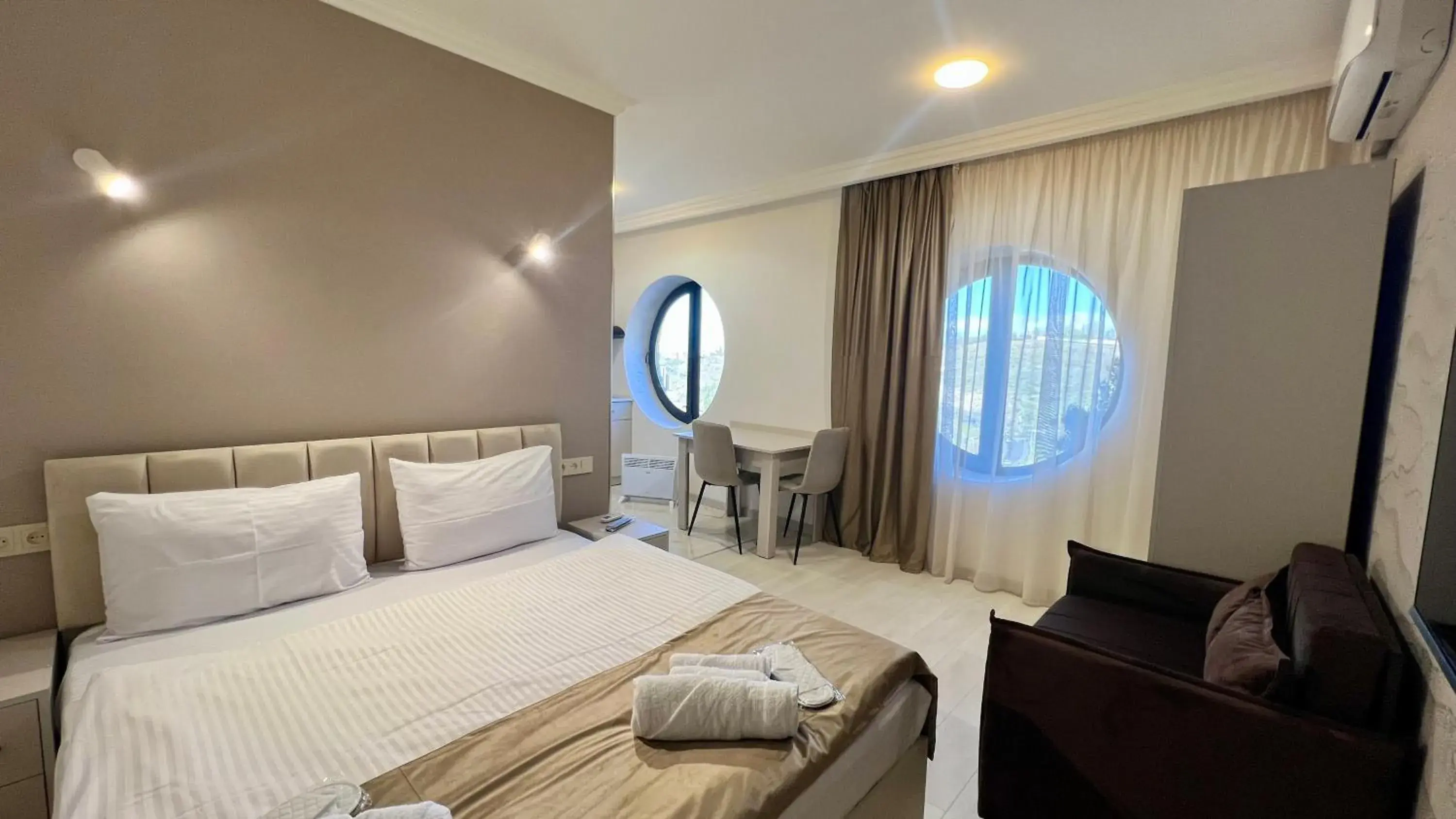 Studio Apartment with One Double Bed in The Hill Guesthouse Studio Apartment with One Double Bed in The Hill Guesthouse