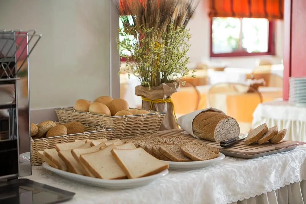 Restaurant/places to eat in Hotel Imperia