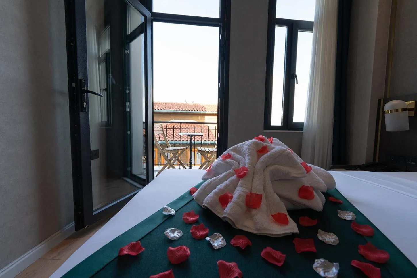 Balcony/Terrace, Bed in Costera Hotel