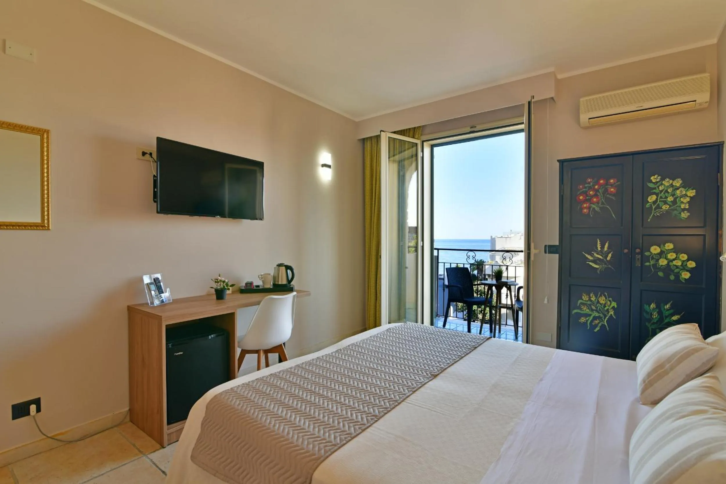 Photo of the whole room, Bed in Hotel & Apartments Villa Linda