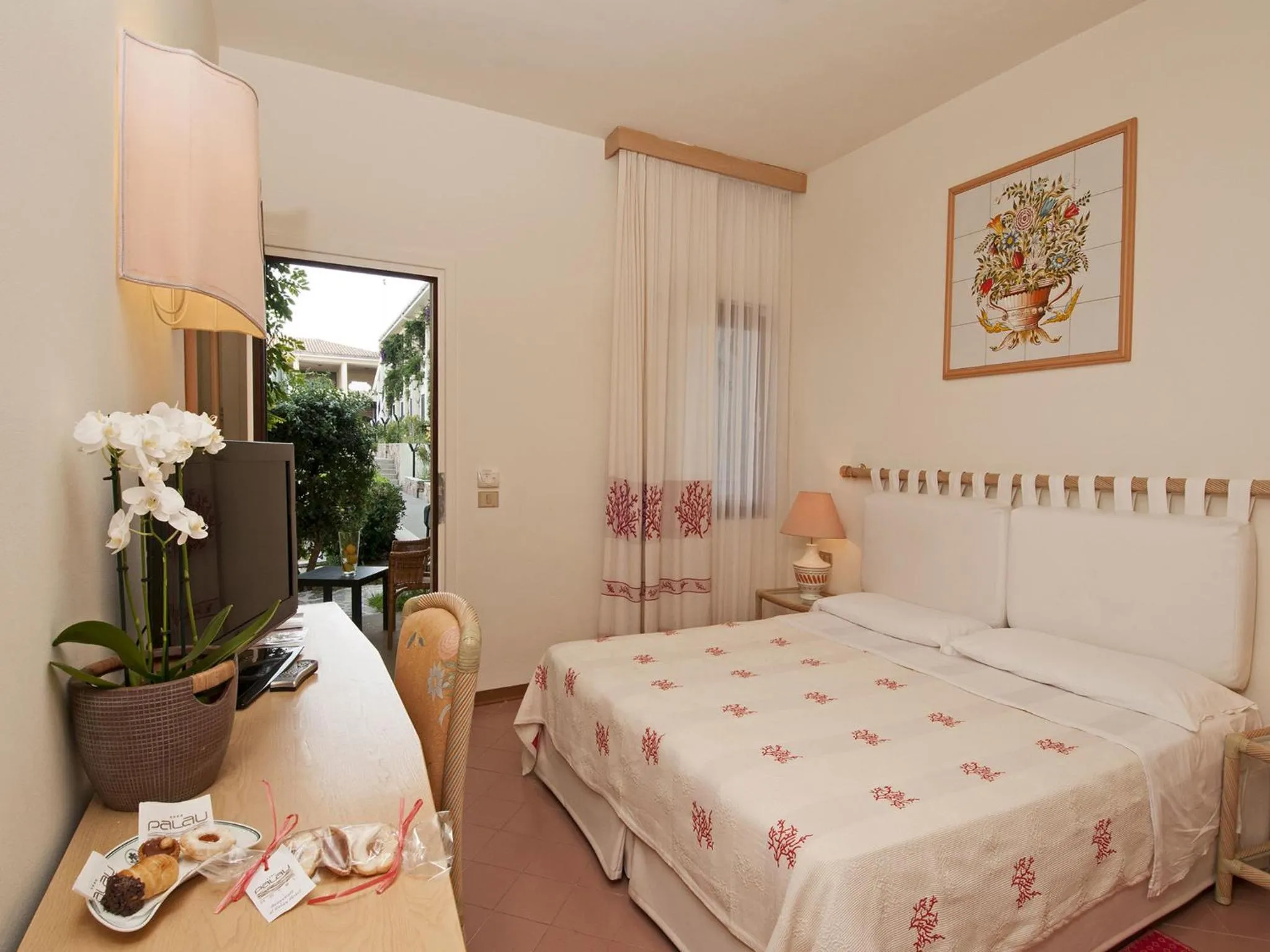 Photo of the whole room, Bed in Hotel Palau