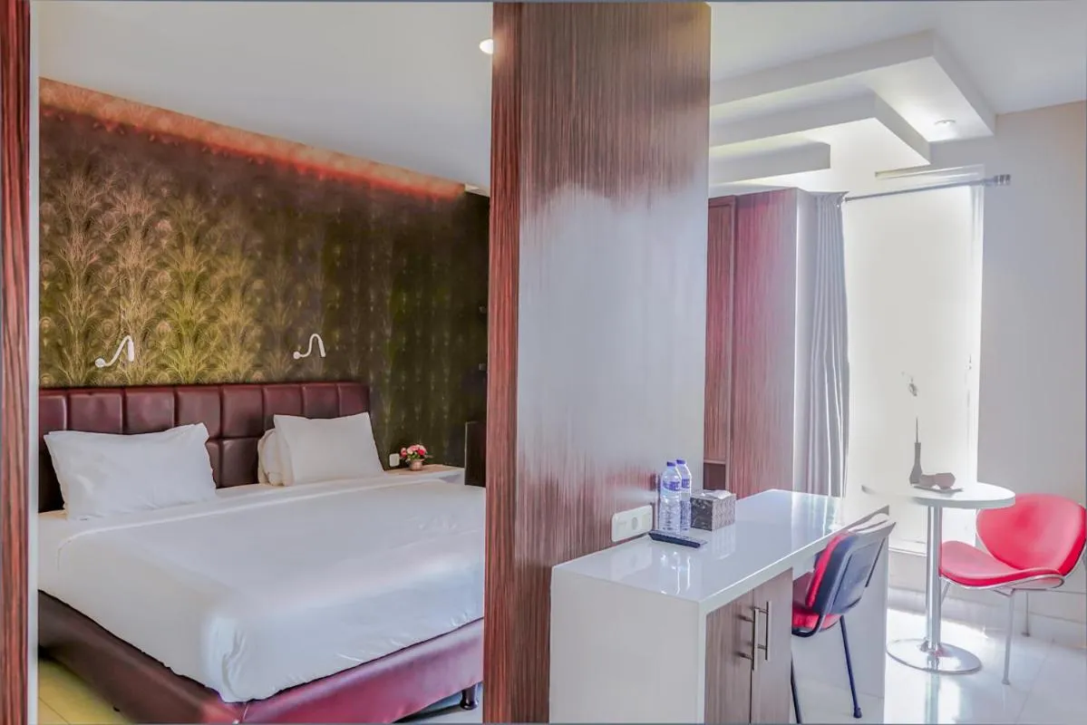 Bed in Empress Hotel Makassar City Center by LIFE