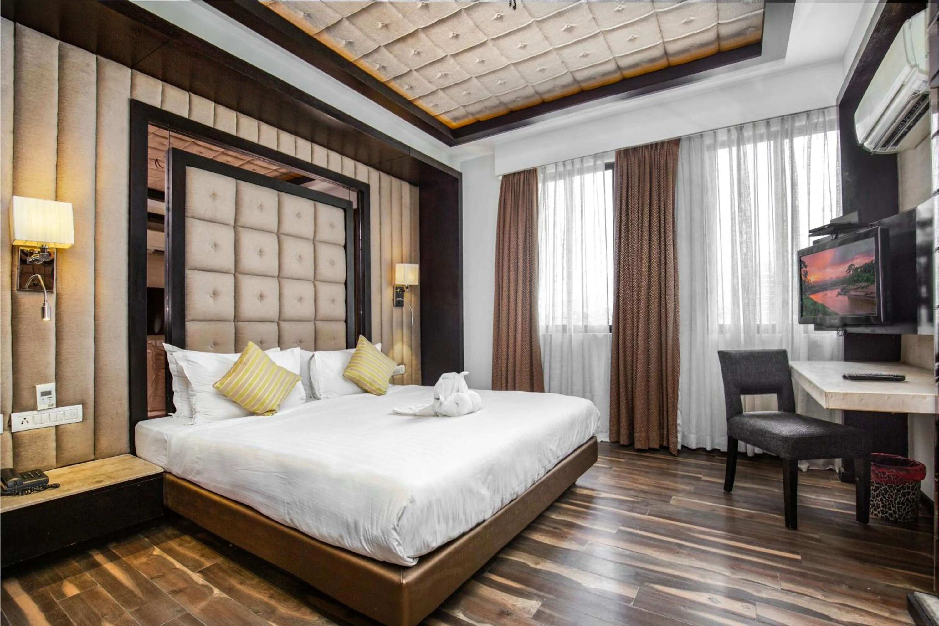 Photo of the whole room, Bed in Mahabir Palace